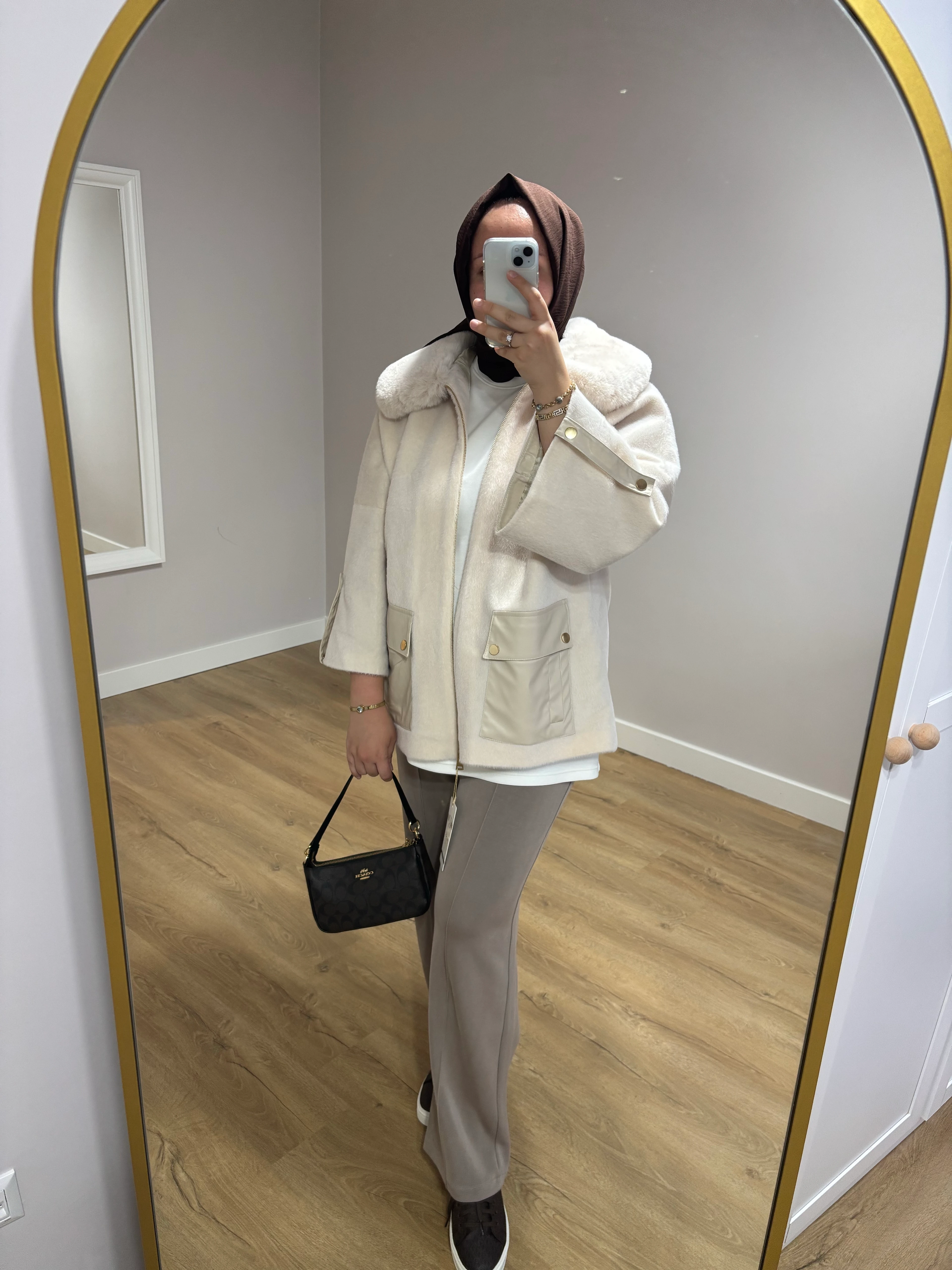 Kürk detaylı Angora Kaban - Taş