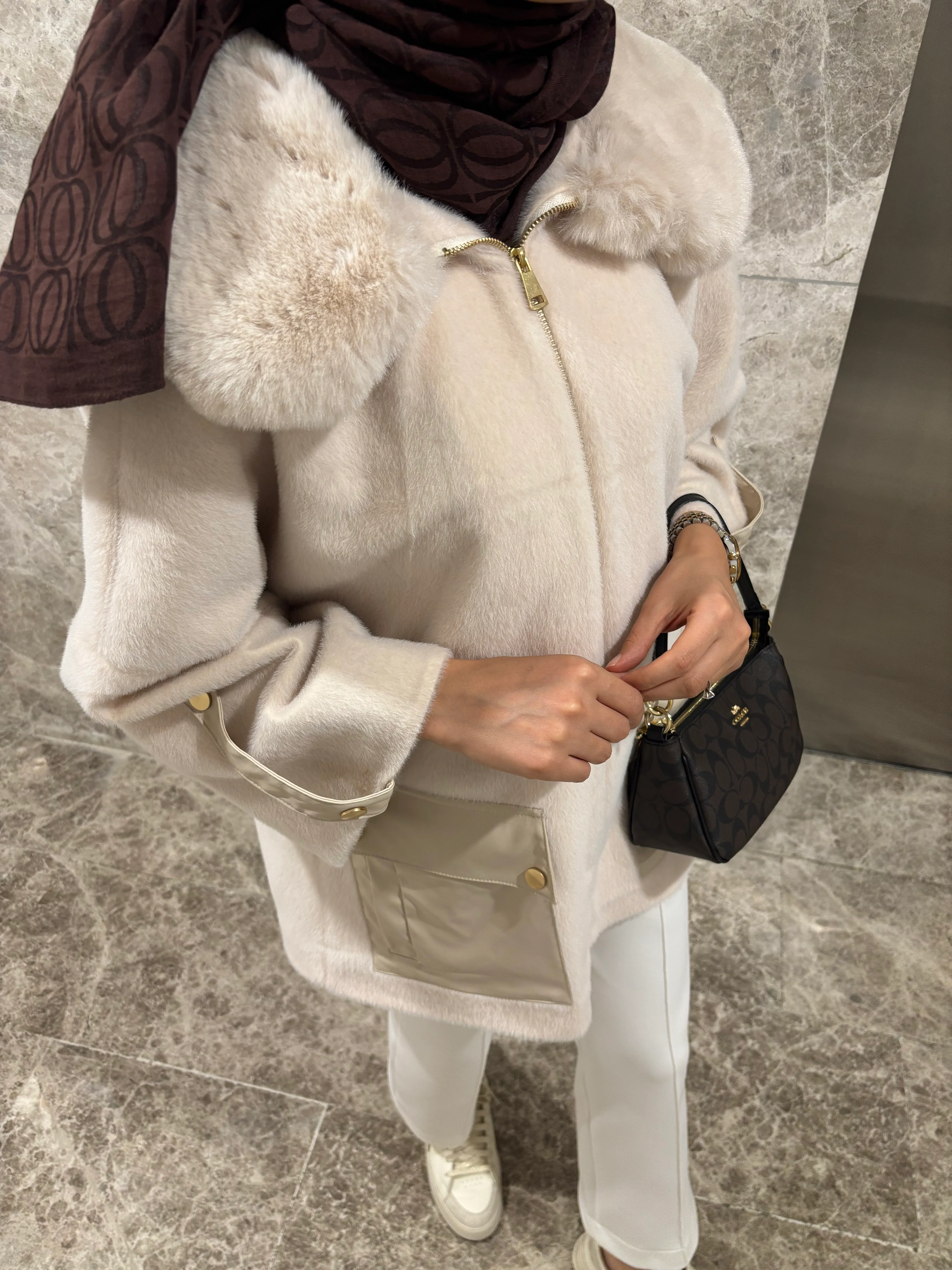 Kürk detaylı Angora Kaban - Taş