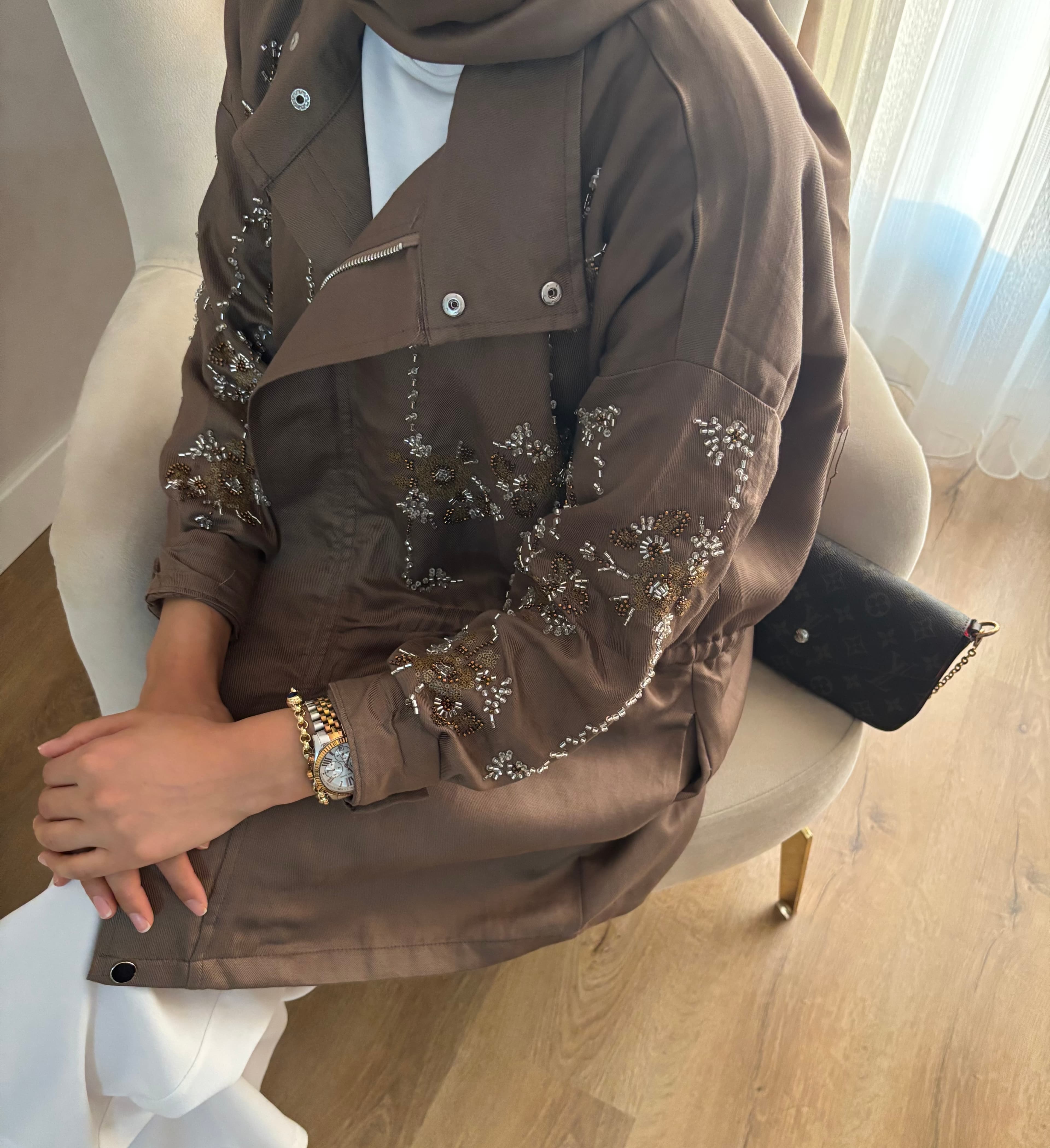 Taş işlemeli büzgülü kap Camel
