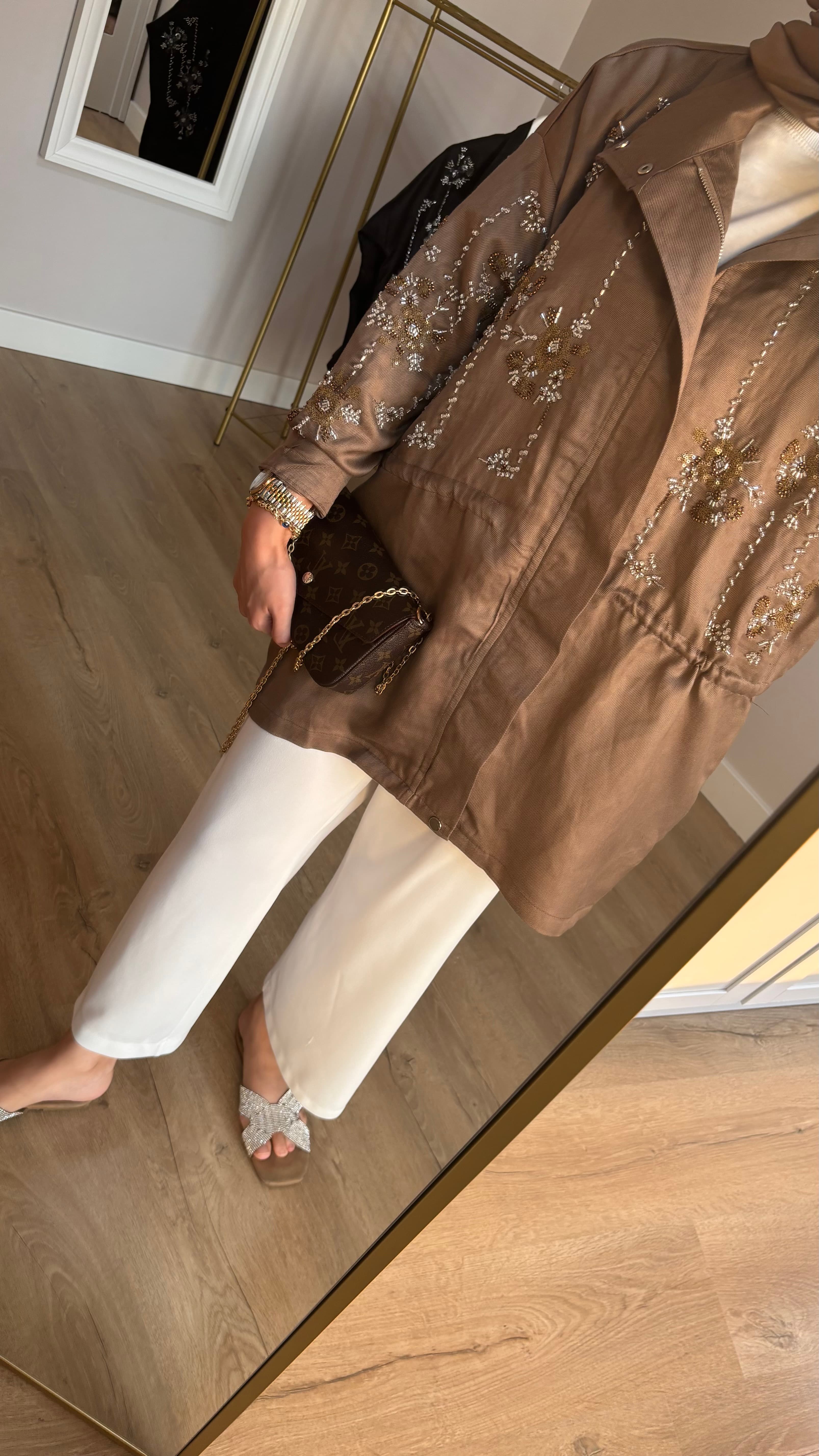 Taş işlemeli büzgülü kap Camel