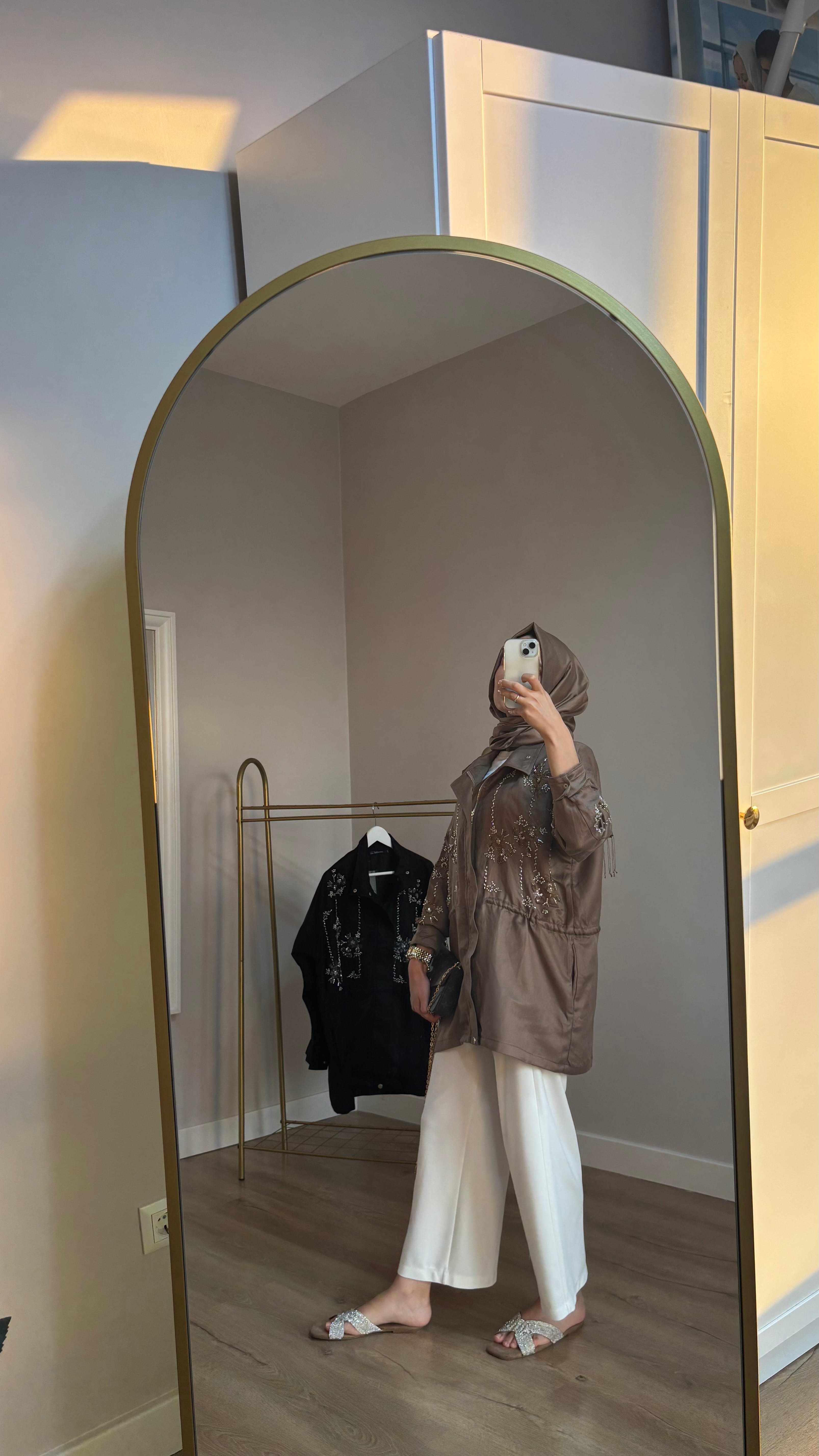 Taş işlemeli büzgülü kap Camel