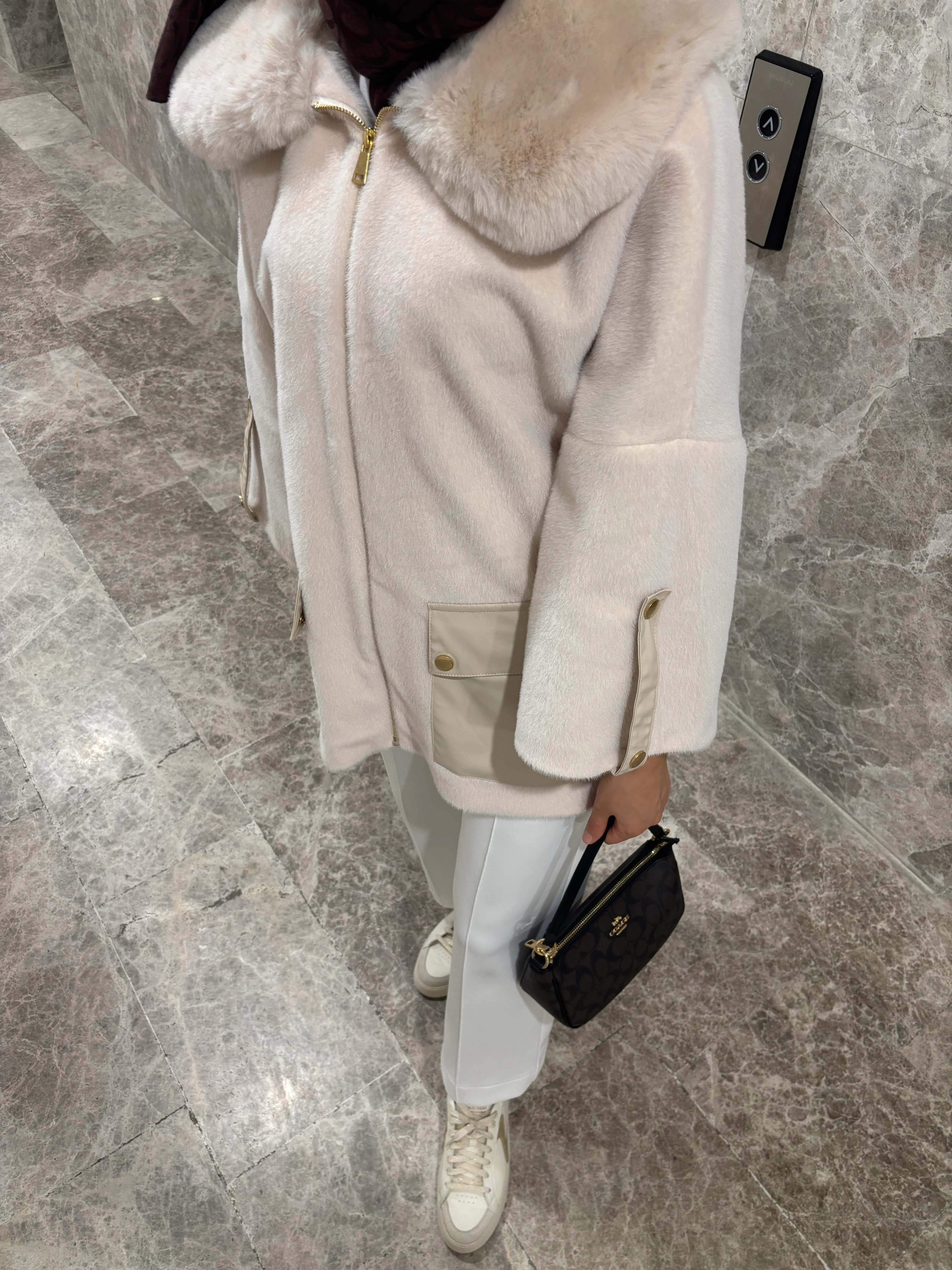 Kürk detaylı Angora Kaban - Taş