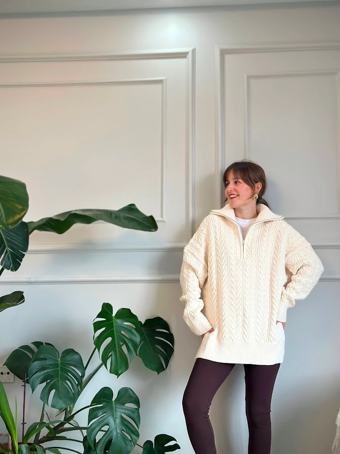 Ekru Renk Boğazı Fermuarlı Oversize Saç Örgüsü Kazak