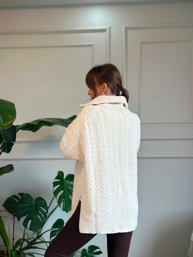 Ekru Renk Boğazı Fermuarlı Oversize Saç Örgüsü Kazak