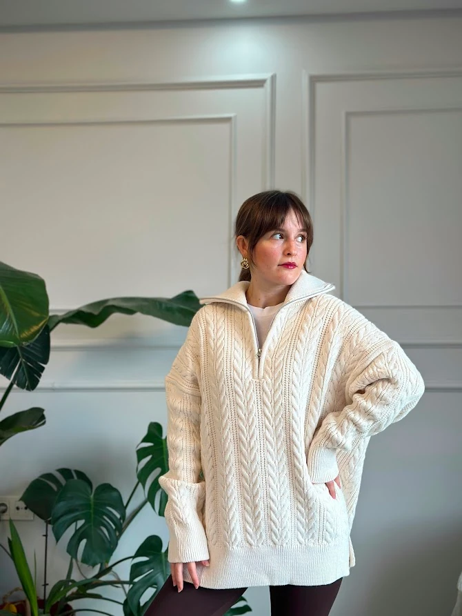 Ekru Renk Boğazı Fermuarlı Oversize Saç Örgüsü Kazak