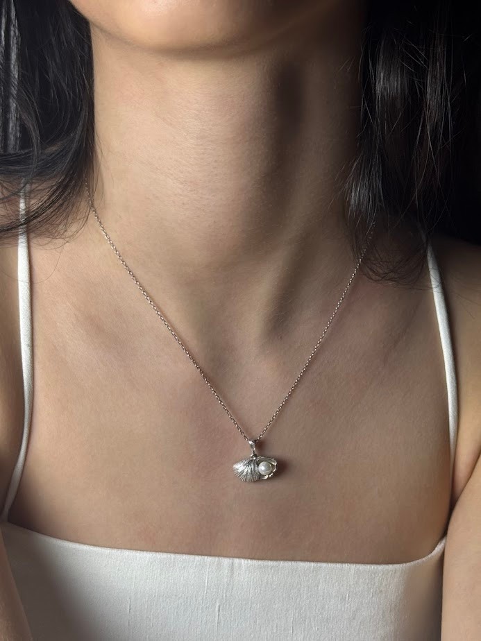 midye figürlü açılıp kapanabilen silver renkli 925 ayar gümüş kolye