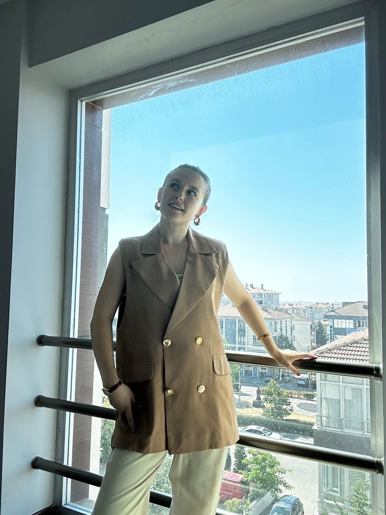 tarçın rengi gold düğme detaylı vatkalı astarlı yelek