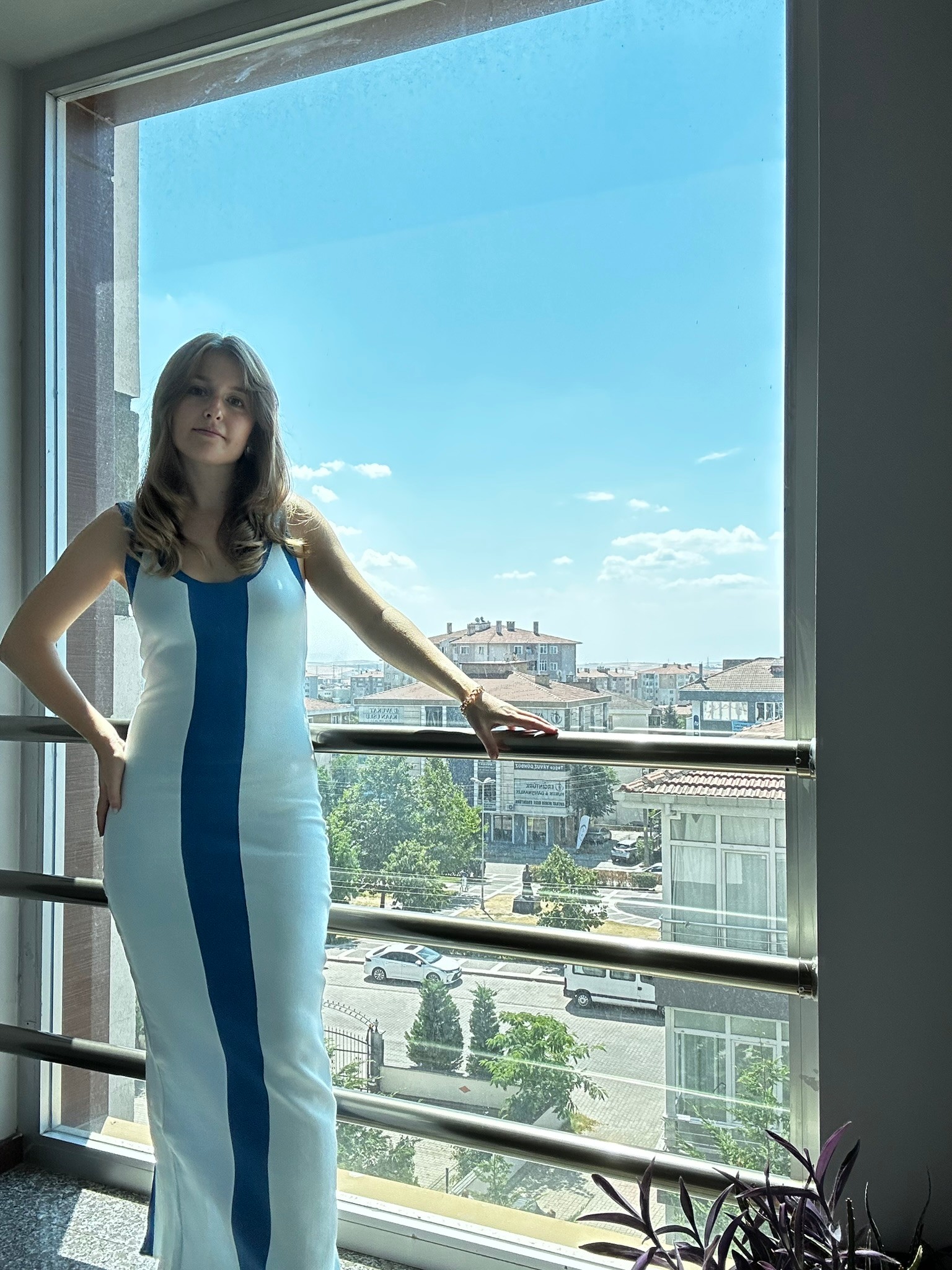 mavi şeritli triko maxi boy yırtmaçlı elbise