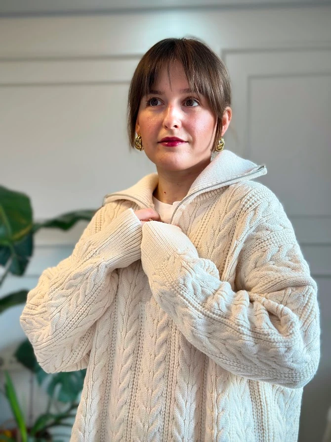 Ekru Renk Boğazı Fermuarlı Oversize Saç Örgüsü Kazak