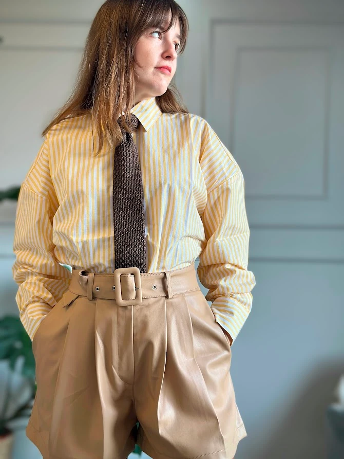 Bej Rengi Suni Deri Kemerli Şort