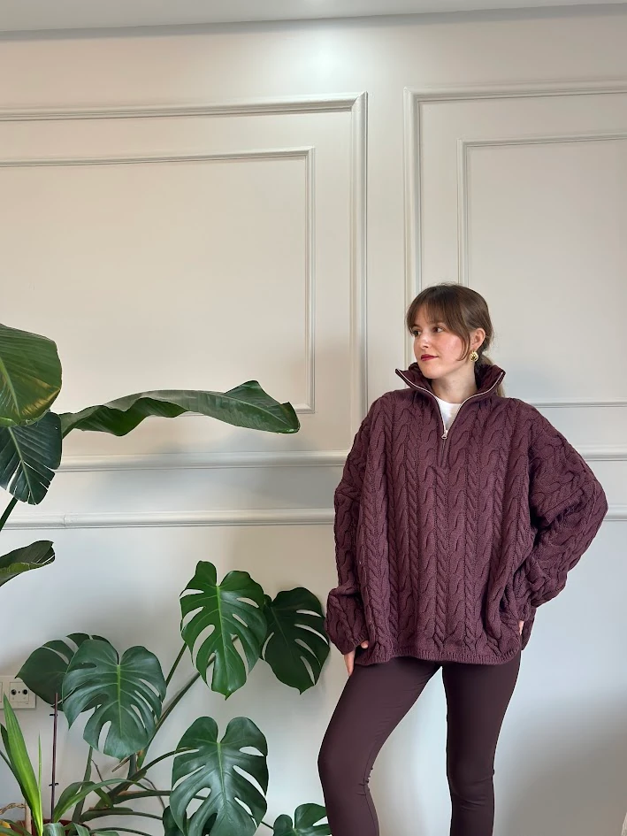 Mürdüm Renk Boğazı Fermuar Detaylı Oversize Saç Örgüsü Kazak