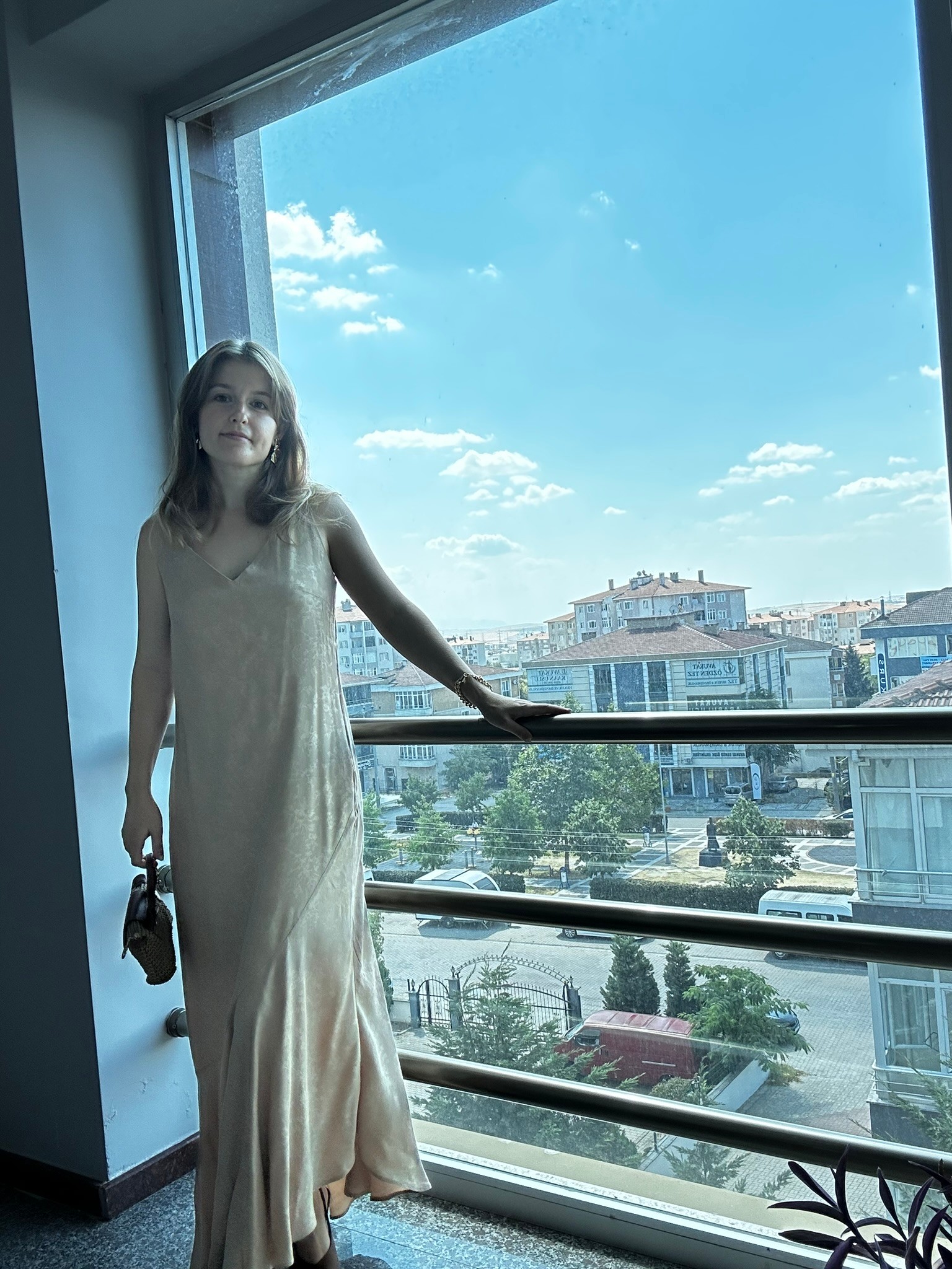 bej rengi desenli kumaş ip askılı fırfır detaylı maxi boy elbise