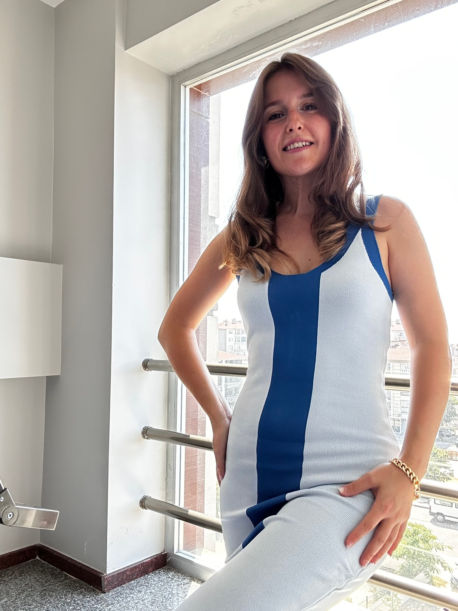 mavi şeritli triko maxi boy yırtmaçlı elbise