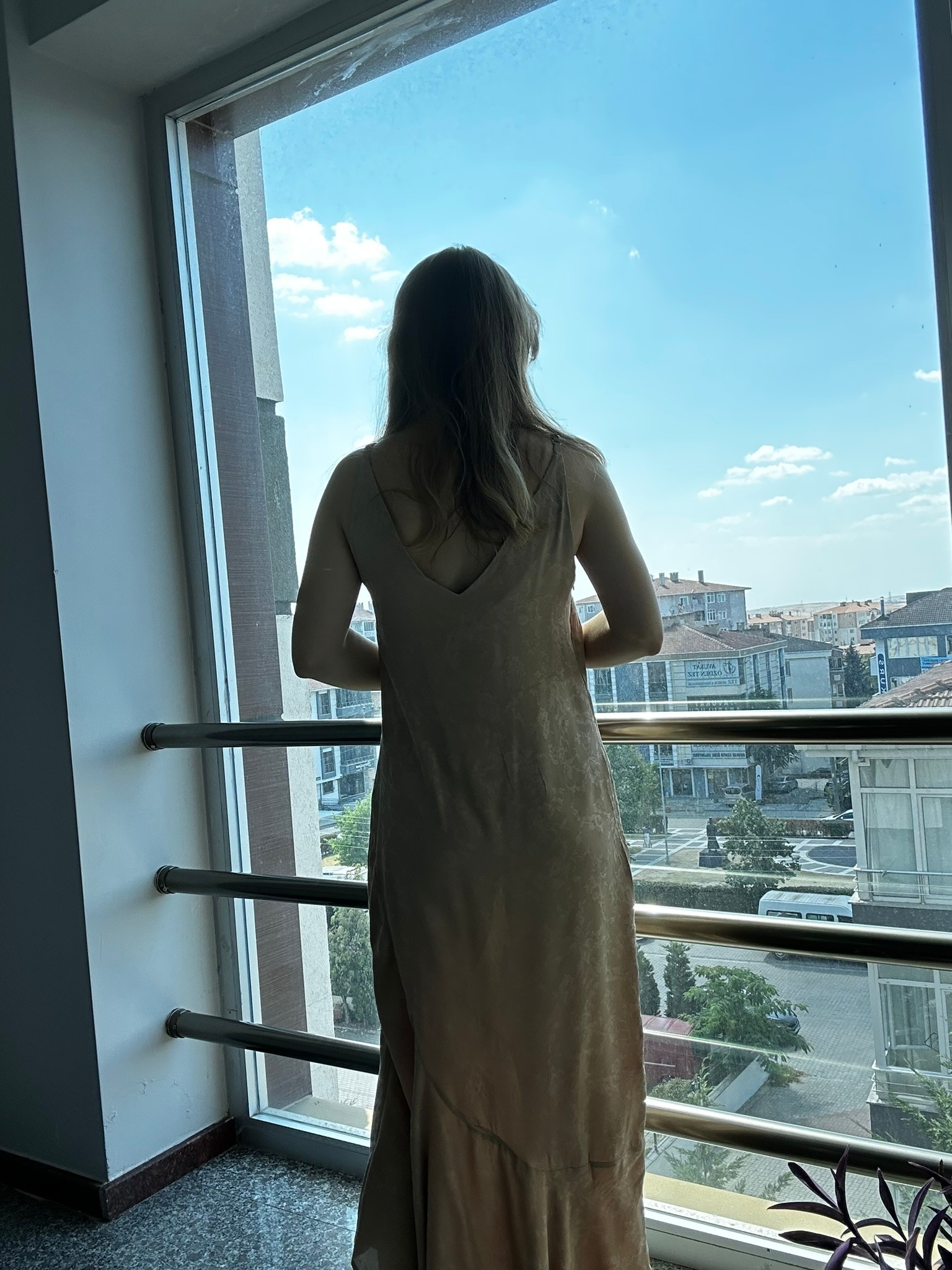 bej rengi desenli kumaş ip askılı fırfır detaylı maxi boy elbise