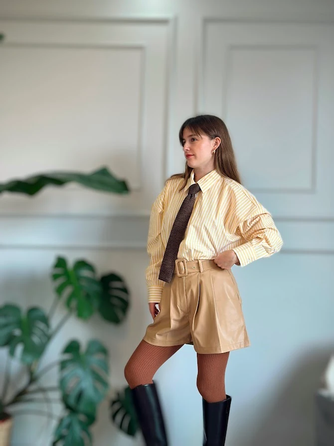 Bej Rengi Suni Deri Kemerli Şort