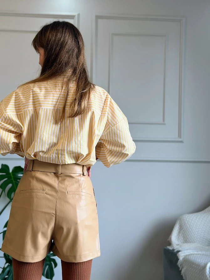 Bej Rengi Suni Deri Kemerli Şort