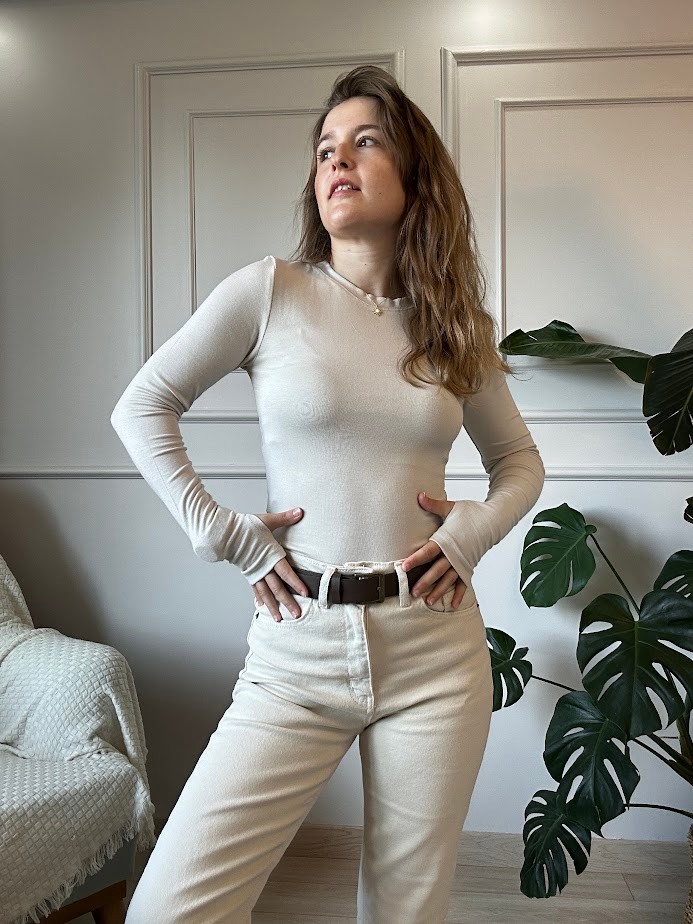 bej rengi yuvarlak yaka parmak geçmeli body