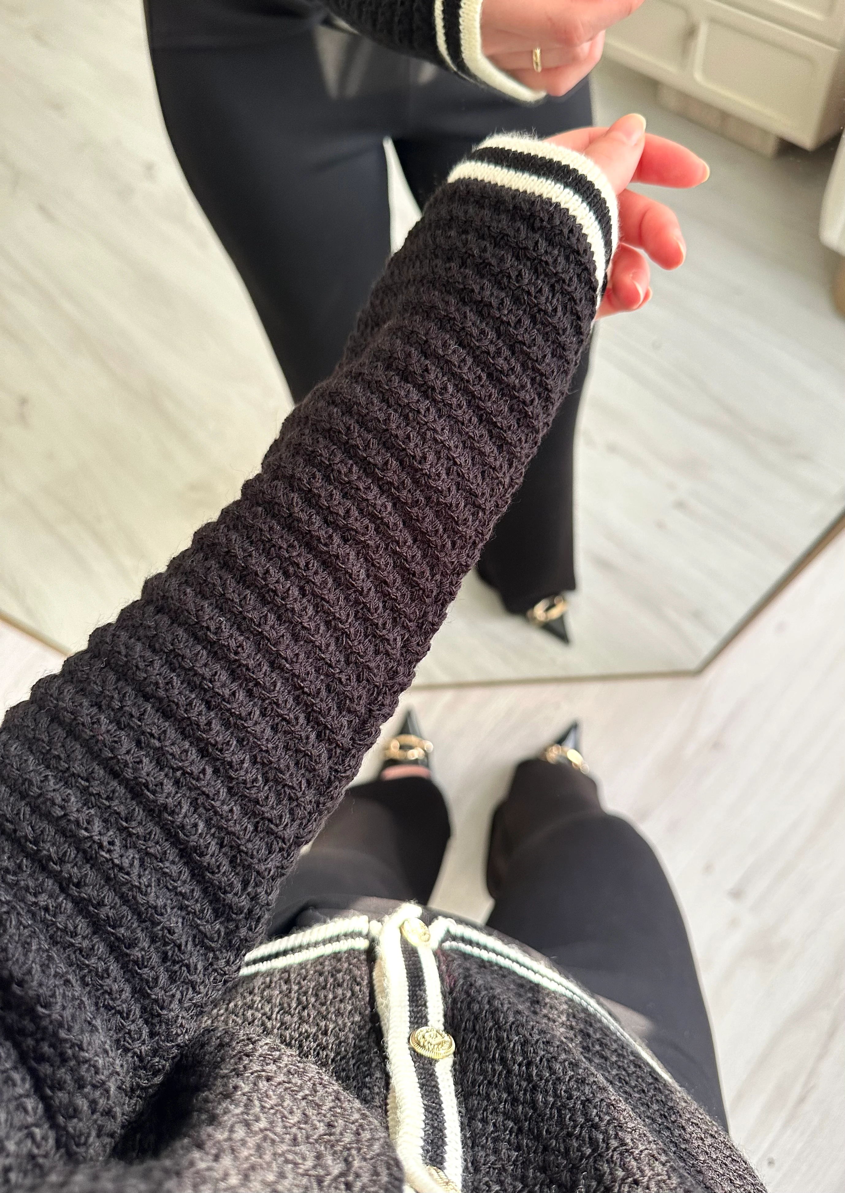 Çizgi Detay Oval Örme Gold Düğmeli Hırka