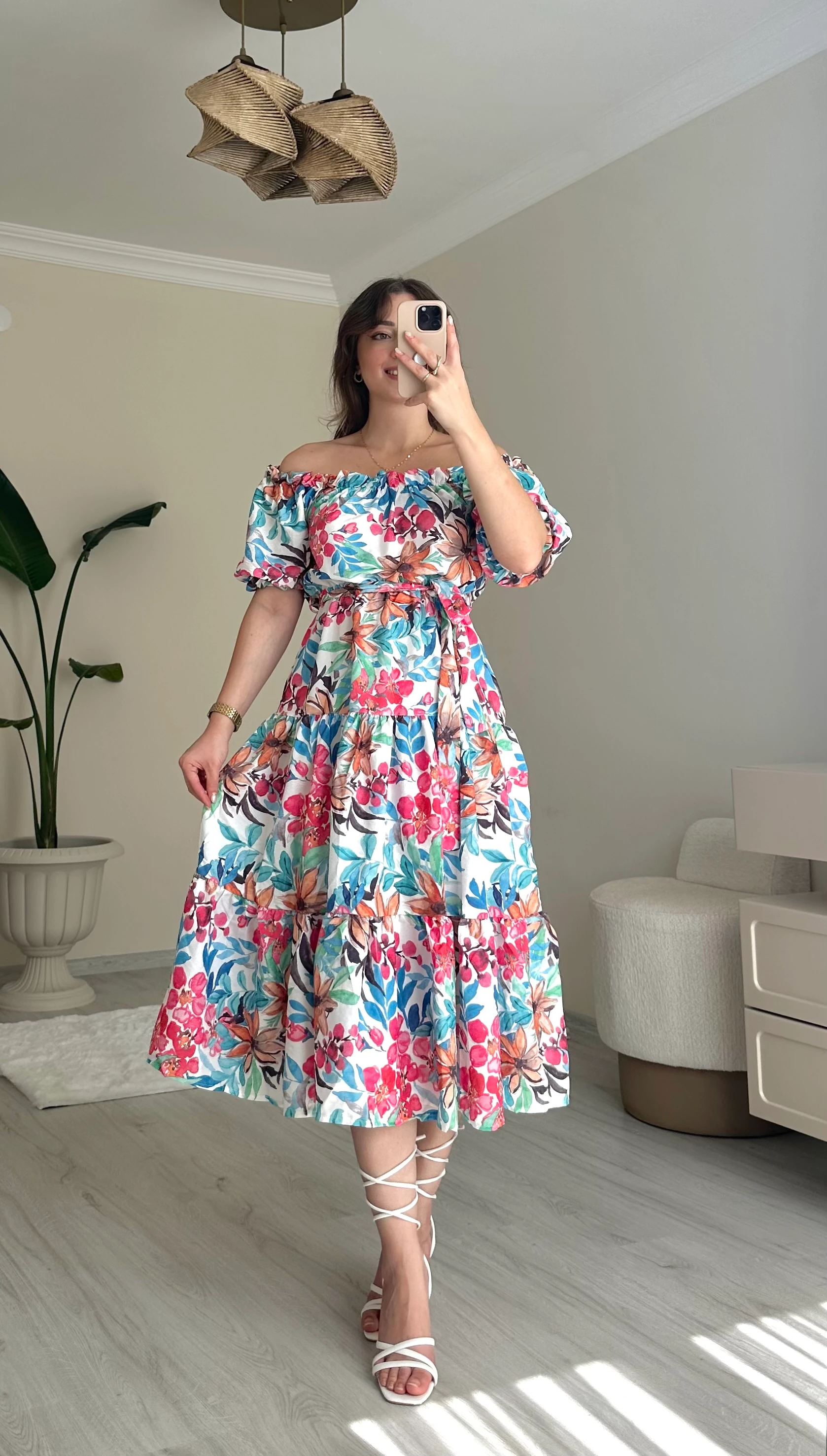 Çiçek Desenli Madonna Yaka Elbise