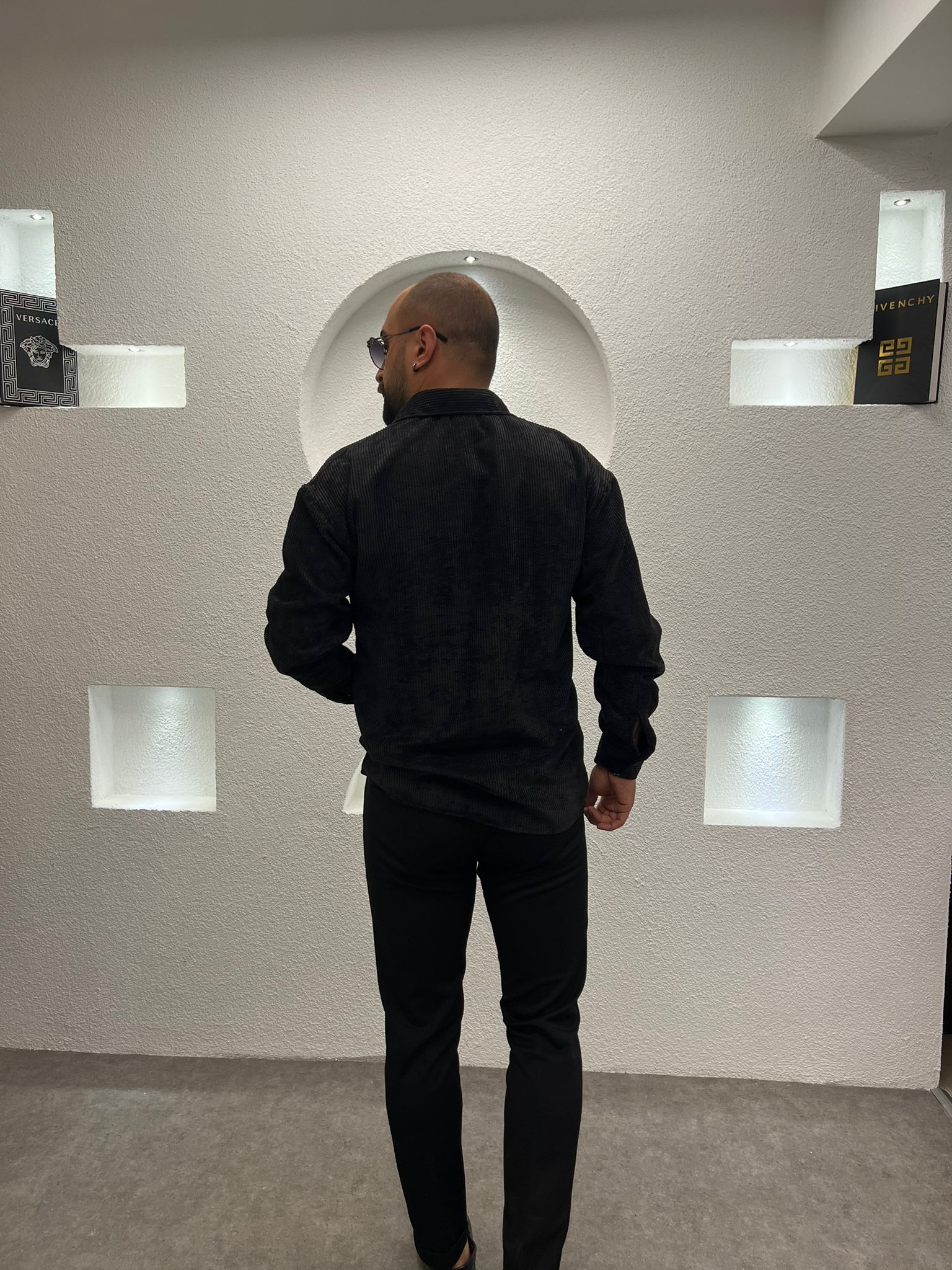 Erkek Oversize Siyah Kadife Dokulu Uzun Kollu Gömlek  