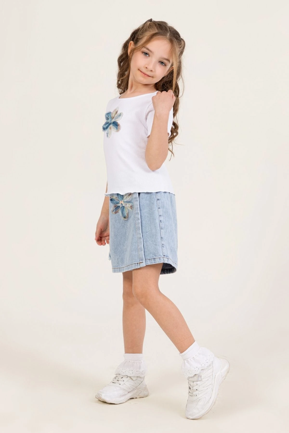 Çiçek Desenli Beyaz Crop Tişört ve Denim Etek Kız Çocuk Takım