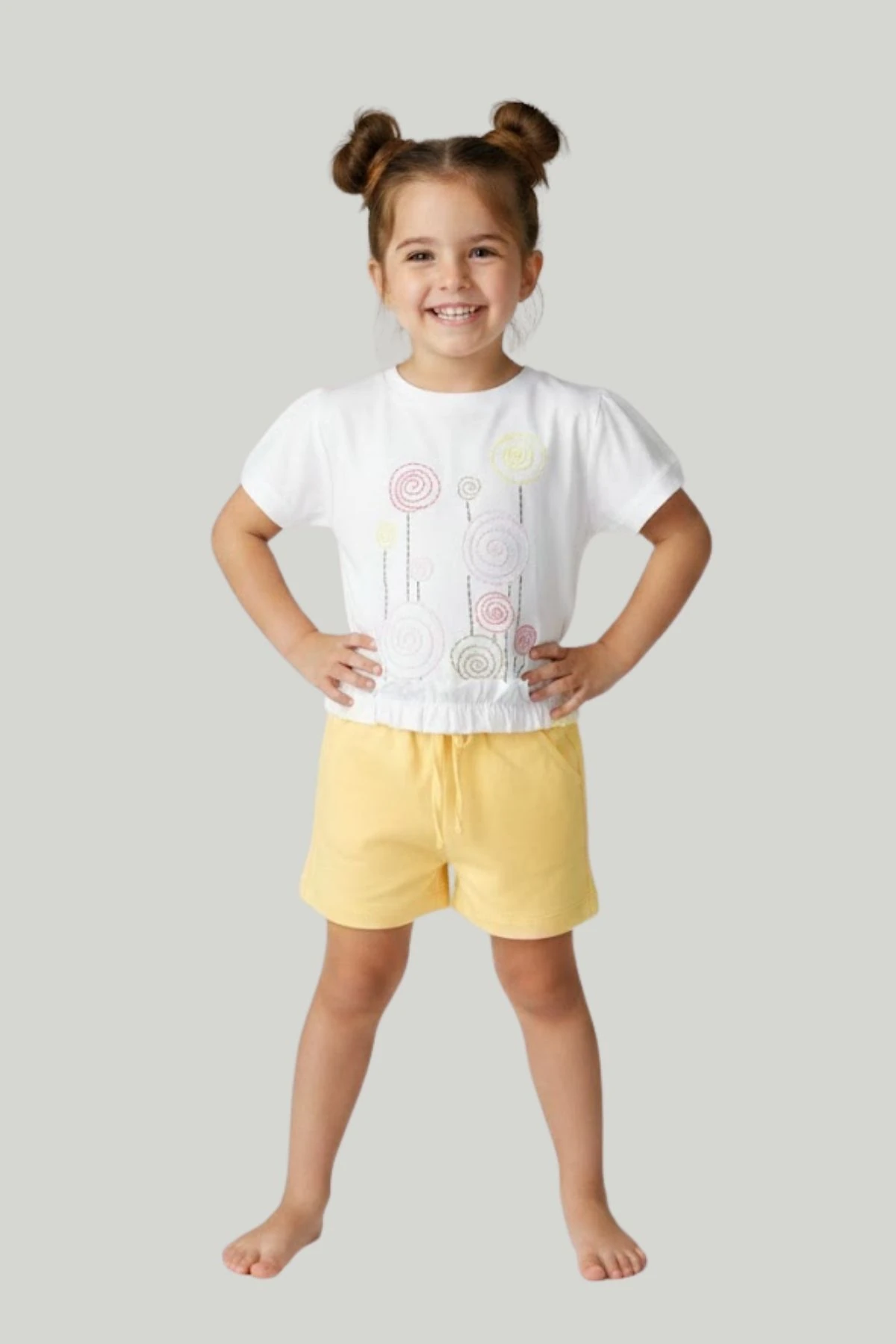 Çiçek Nakışlı Beyaz Tişört ve Sarı Şort Bebek/Çocuk Takım