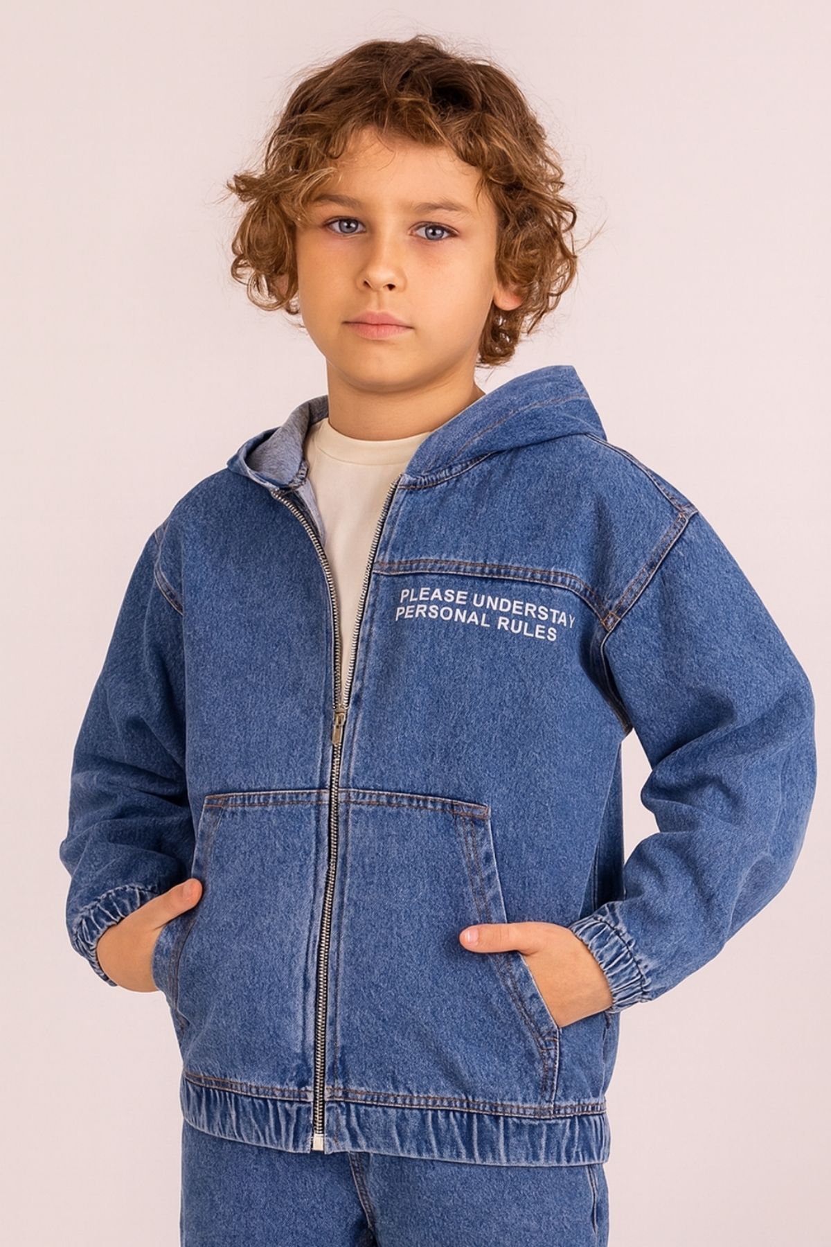 Kanguru Cepli Kapüşonlu Ön ve Sırt Nakışlı Erkek Çocuk Kot Ceket