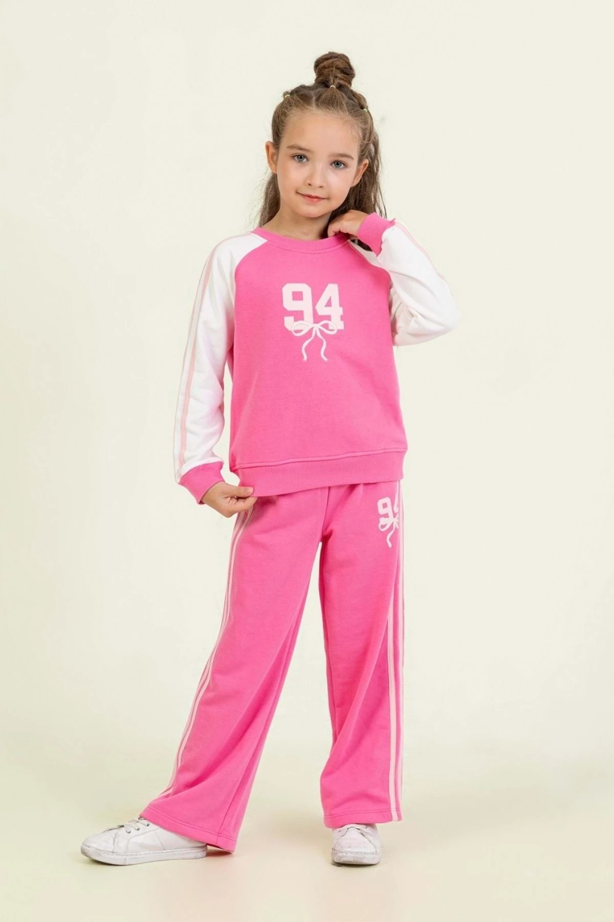 Kız Çocuk 94 Baskılı Beyaz Eşofman Takımı – Pembe Kollu ve Çizgili Model