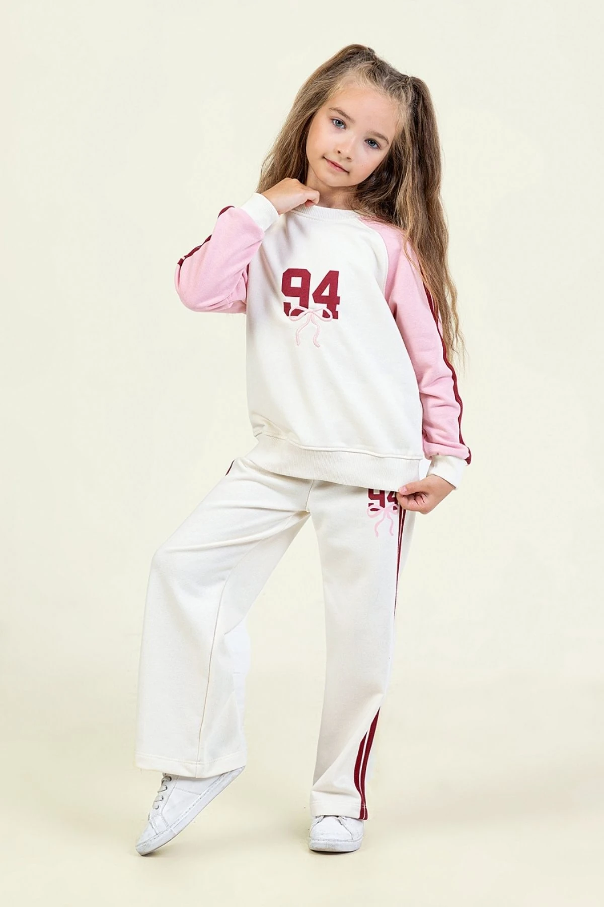 Kız Çocuk 94 Baskılı Beyaz Eşofman Takımı – Pembe Kollu ve Çizgili Model