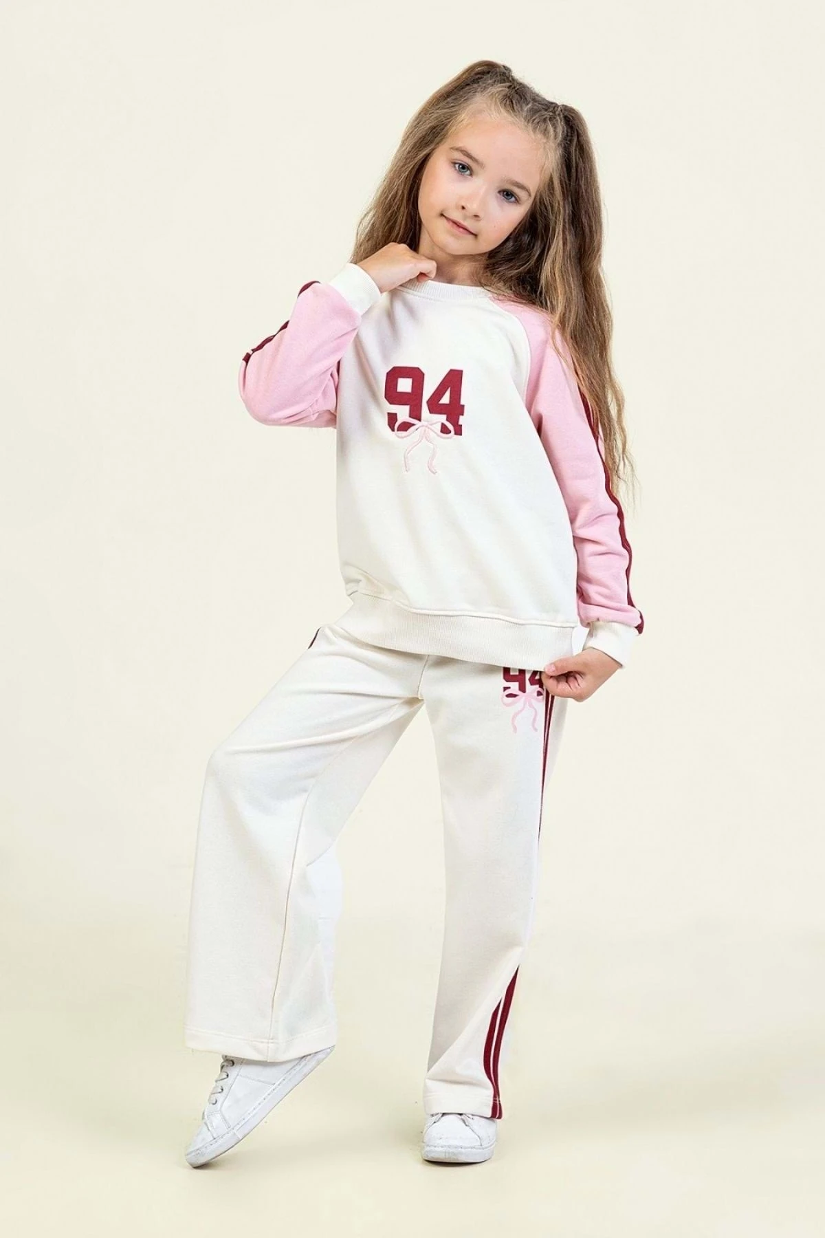 Kız Çocuk 94 Baskılı Beyaz Eşofman Takımı – Pembe Kollu ve Çizgili Model