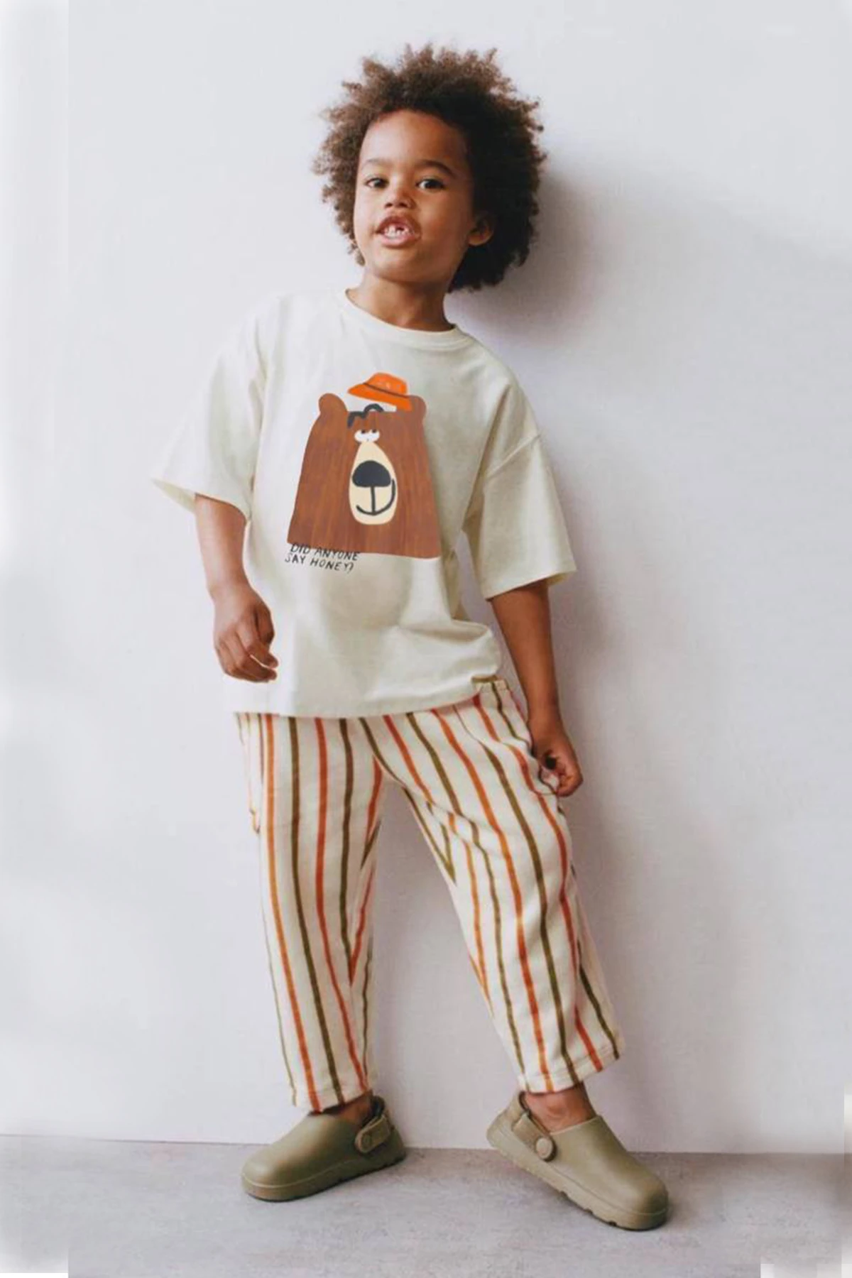 Önü Ayıcık Baskılı T-Shirt Çizgi Desenli Pantolonlu Erekek Çocuk Takım