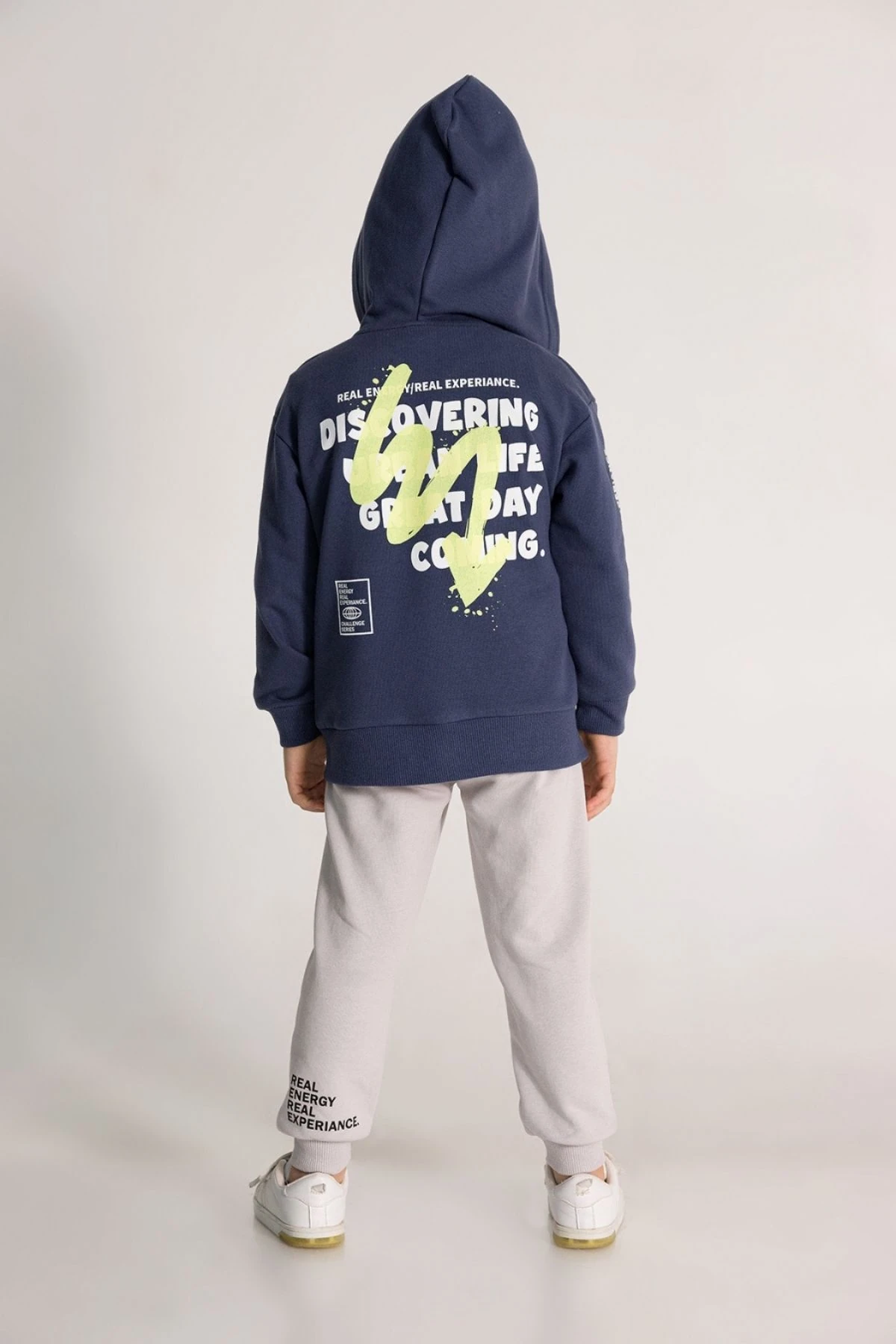 Erkek Çocuk Fermuarlı Kapüşonlu Eşofman Takımı – Baskılı Sweatshirt ve Jogger Alt