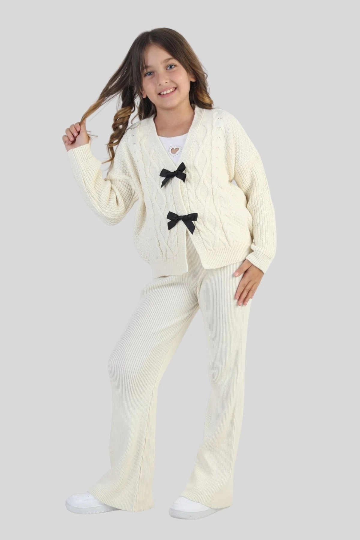 Kız Çocuk Ekru Siyah Fiyonk Detaylı Triko Hırka ve Pantolon Takımı - Şık Örgü Set