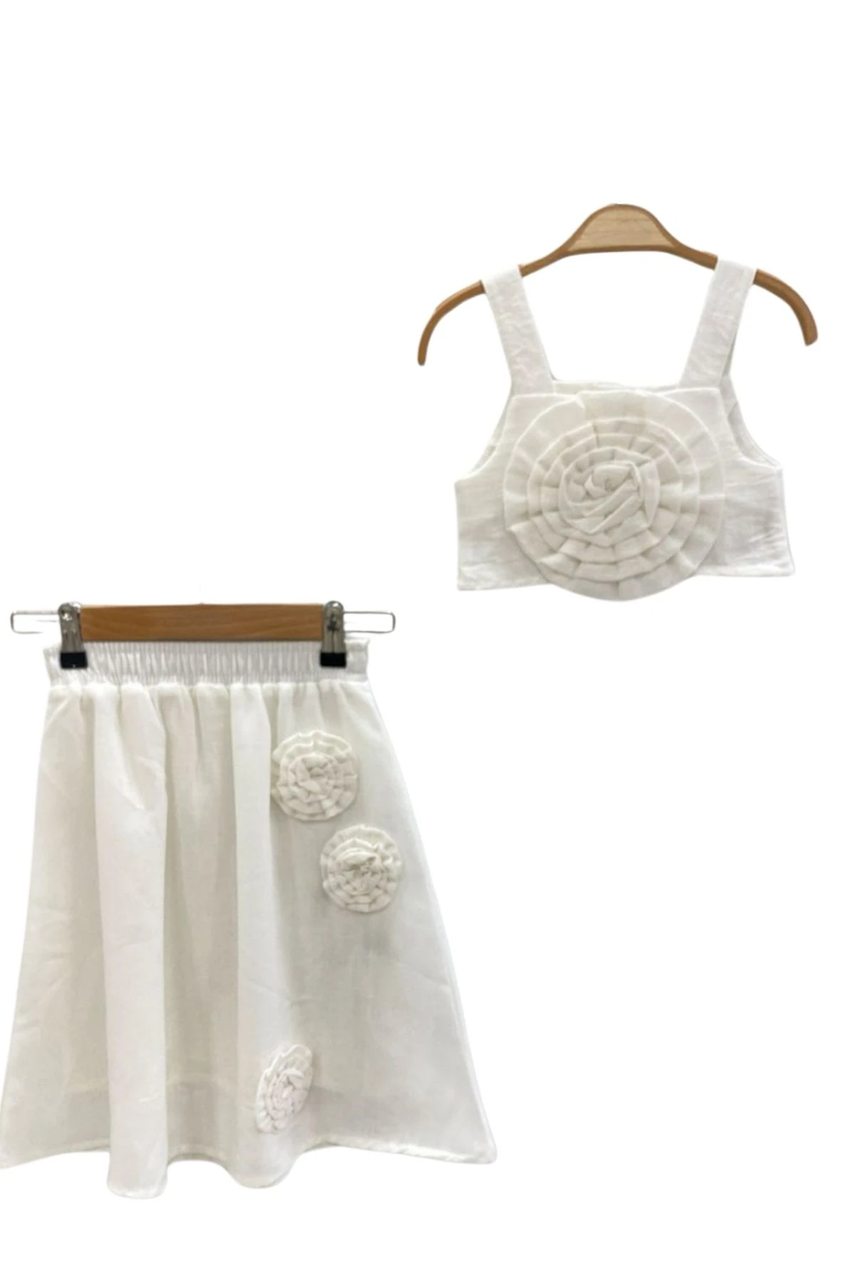 Kabartmalı Çiçek Detaylı Beyaz Askılı Crop Top ve Etek Kız Çocuk Takım