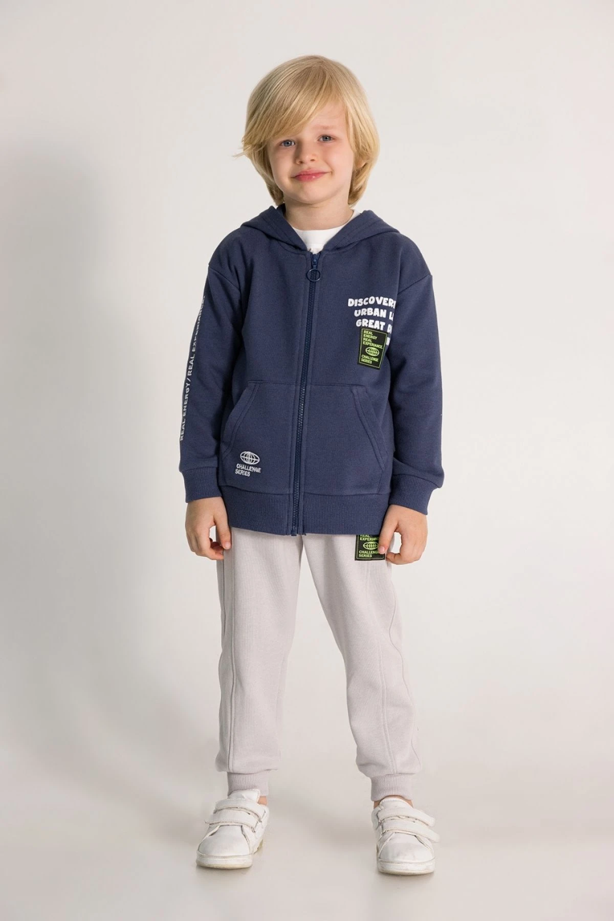 Erkek Çocuk Fermuarlı Kapüşonlu Eşofman Takımı – Baskılı Sweatshirt ve Jogger Alt