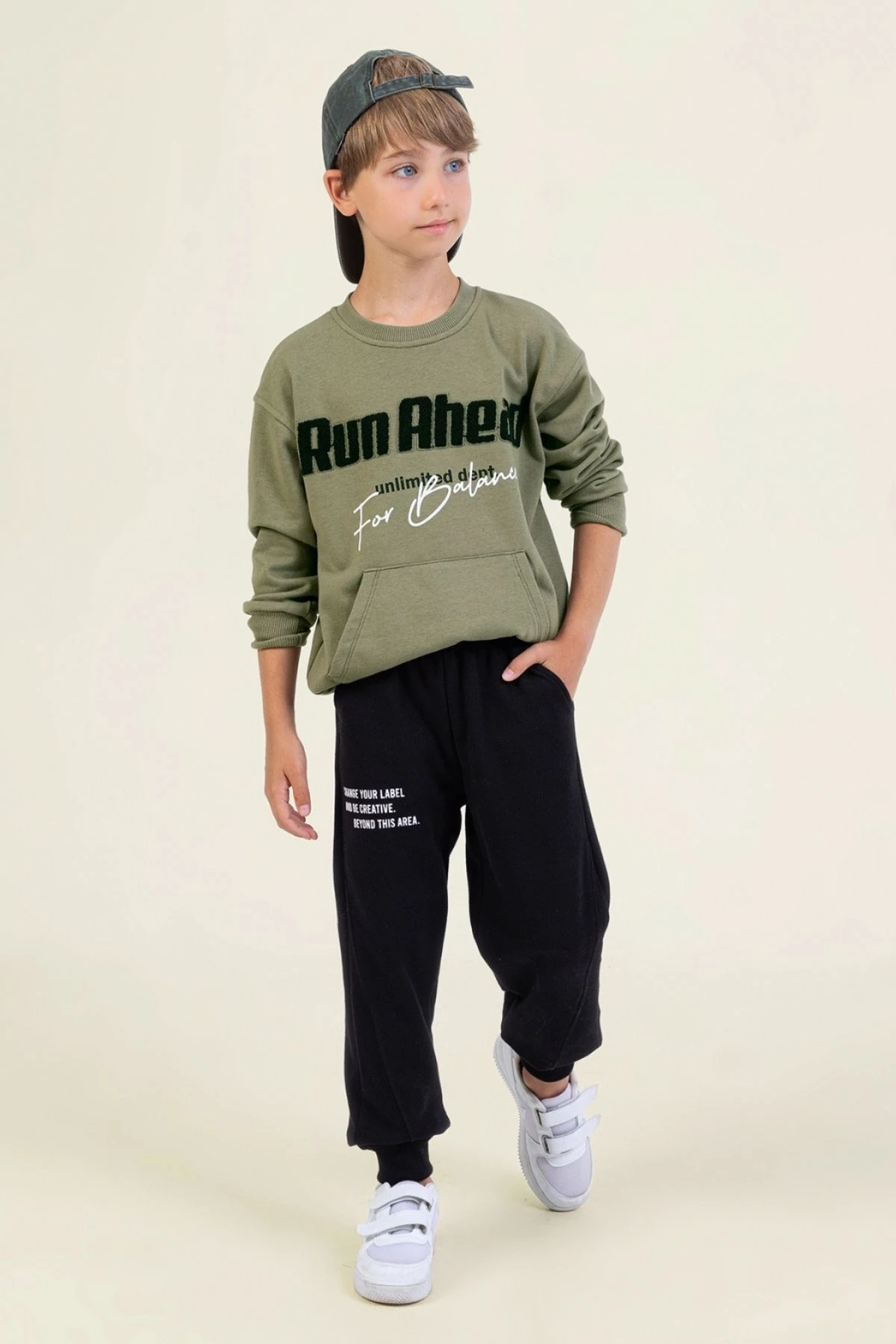 Erkek Çocuk Yeşil Sweatshirt – Run Ahead Yazılı, Rahat Kanguru Cepli
