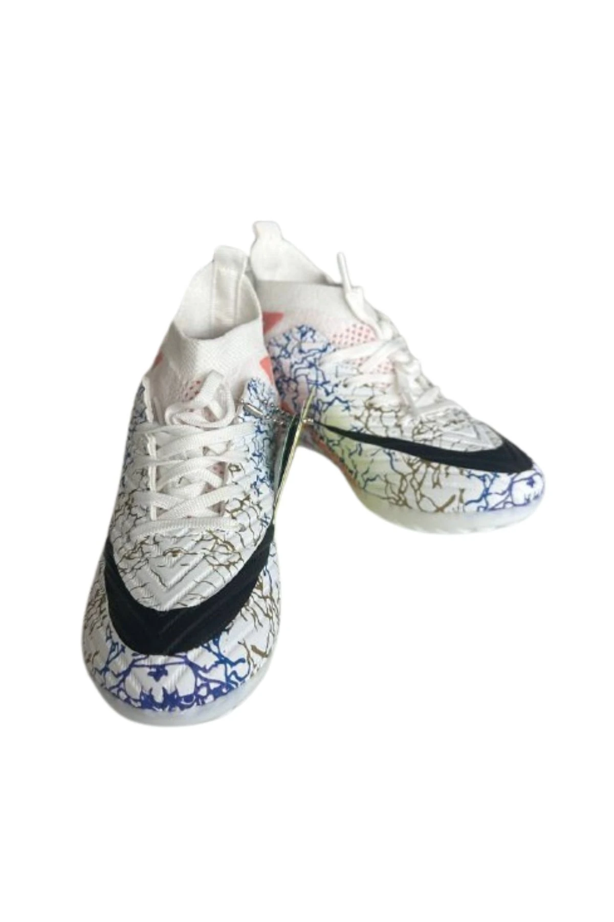 Desenli Beyaz Halı Saha Ayakkabısı Performans ve Stil