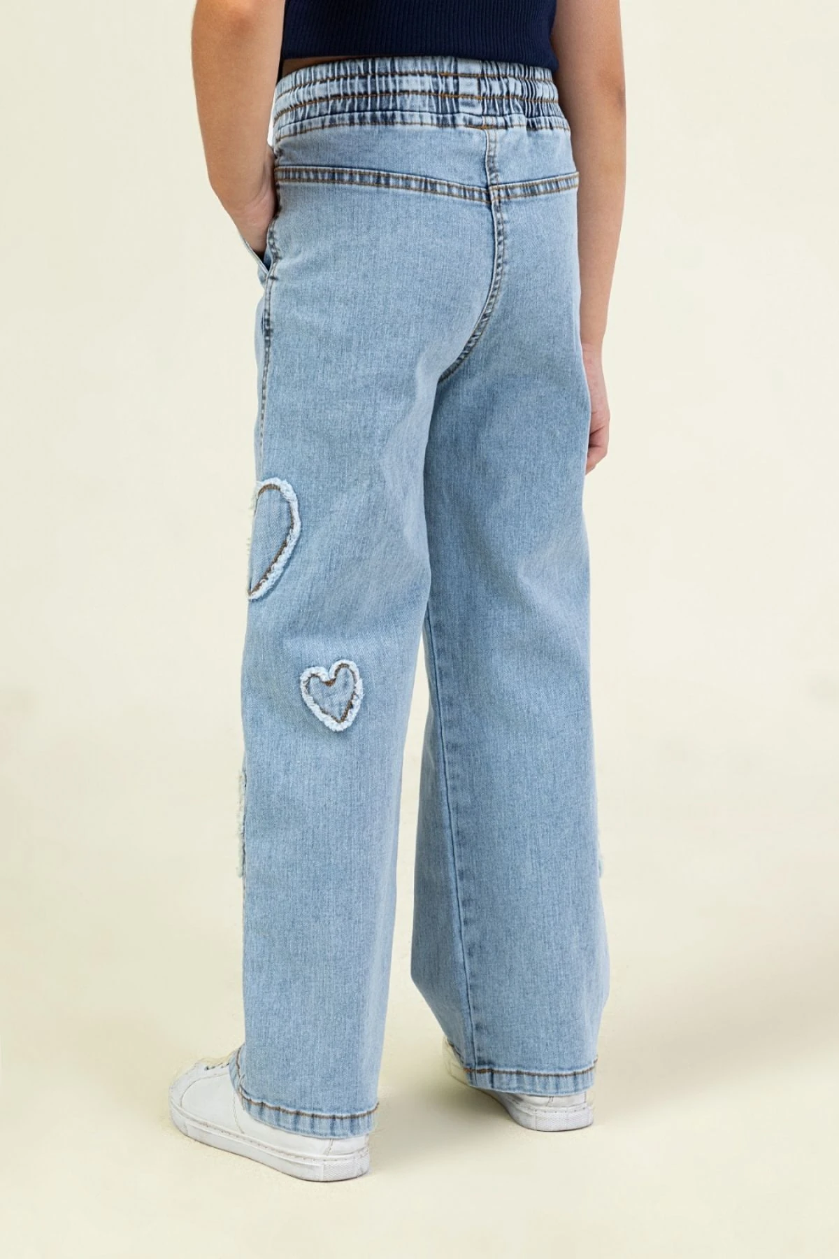 Kalp desenli paça detaylı kız çocuk kot pantolon. Rahat kesim, günlük kombinler için ideal.