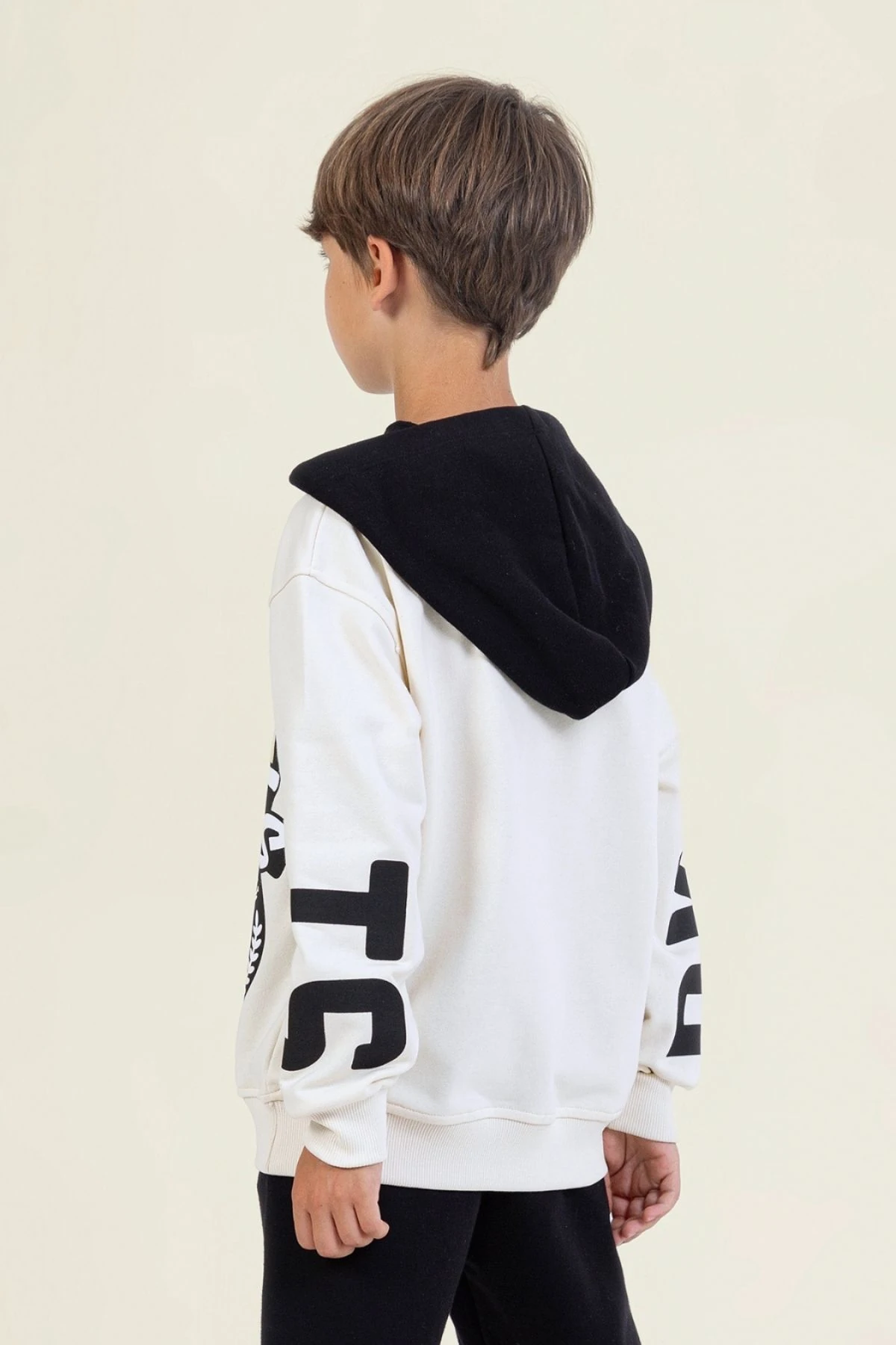 Erkek Çocuk Kapüşonlu Sweatshirt – Siyah Baskılı, Rahat Kesim