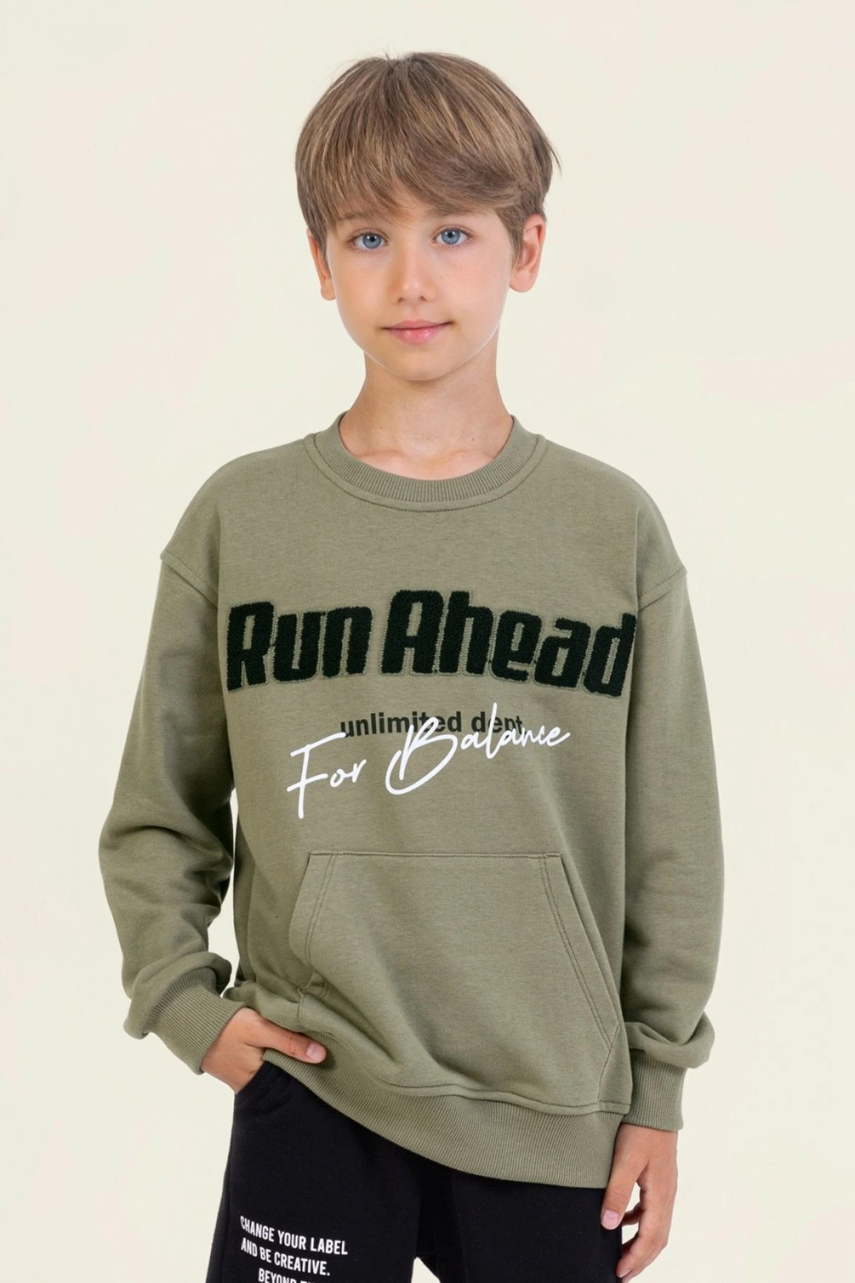 Erkek Çocuk Yeşil Sweatshirt – Run Ahead Yazılı, Rahat Kanguru Cepli