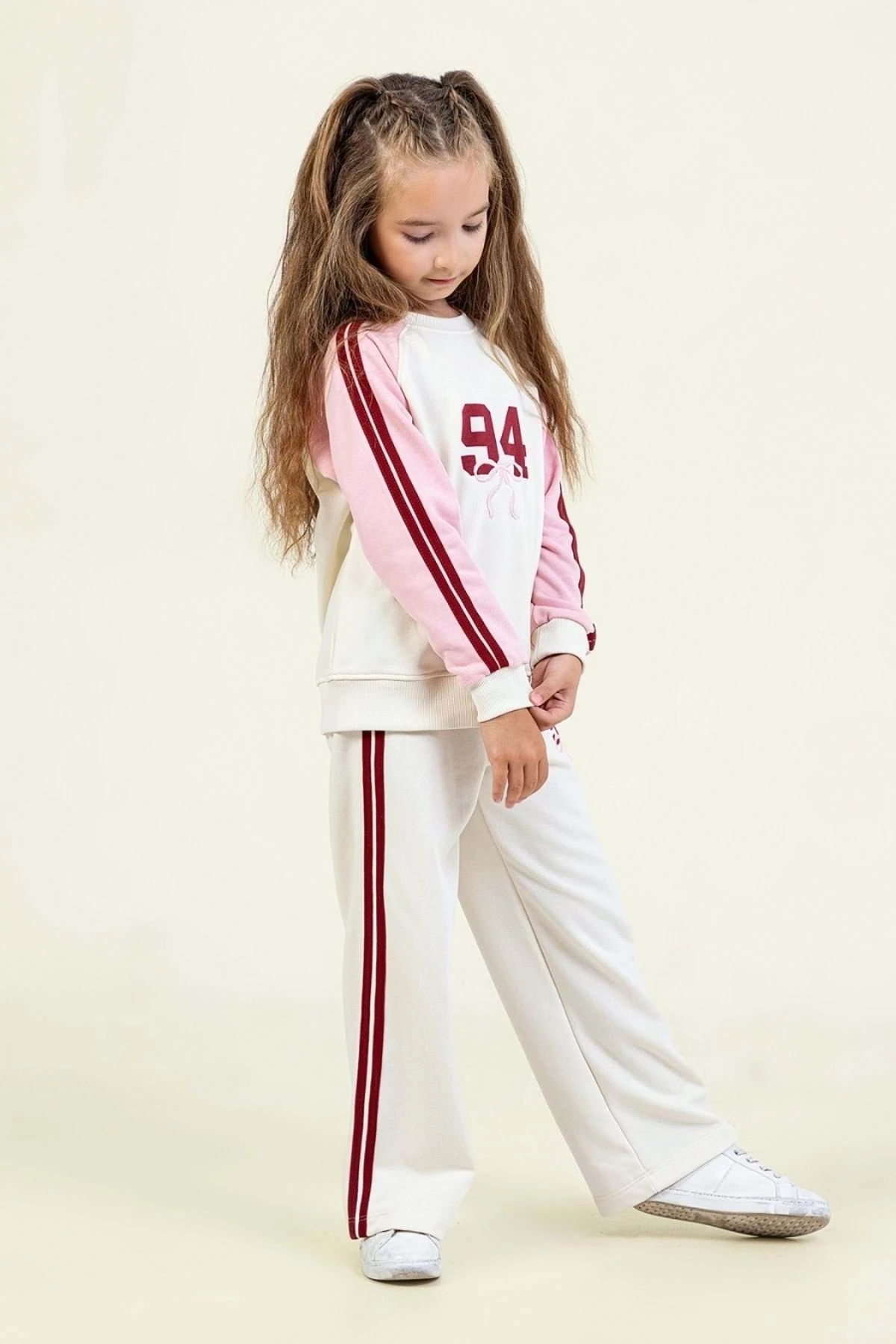 Kız Çocuk 94 Baskılı Beyaz Eşofman Takımı – Pembe Kollu ve Çizgili Model