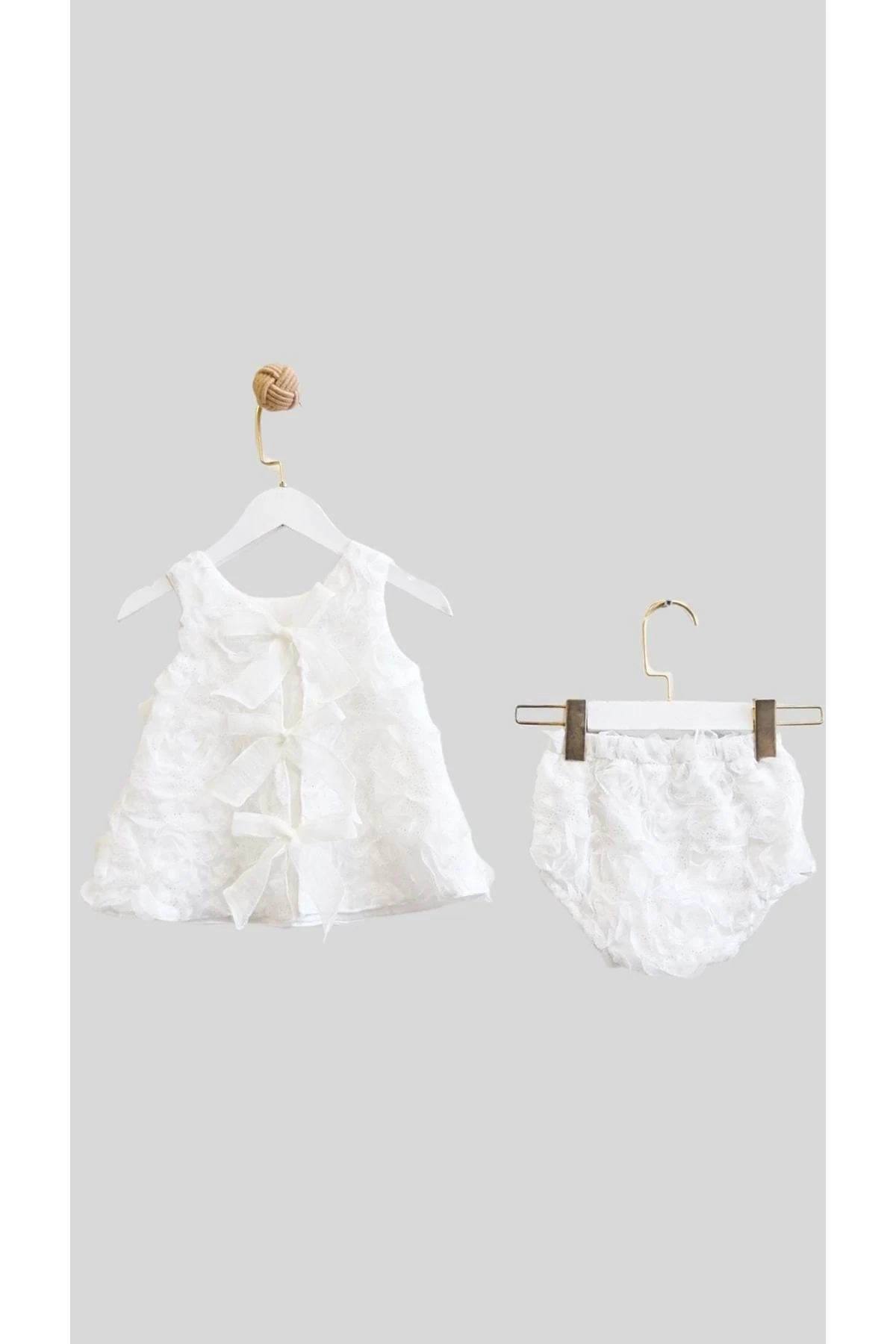 Organze Çiçek İşlemeli Arkası Fiyomk Bağlamalı Kız Bebek Tulum Elbise