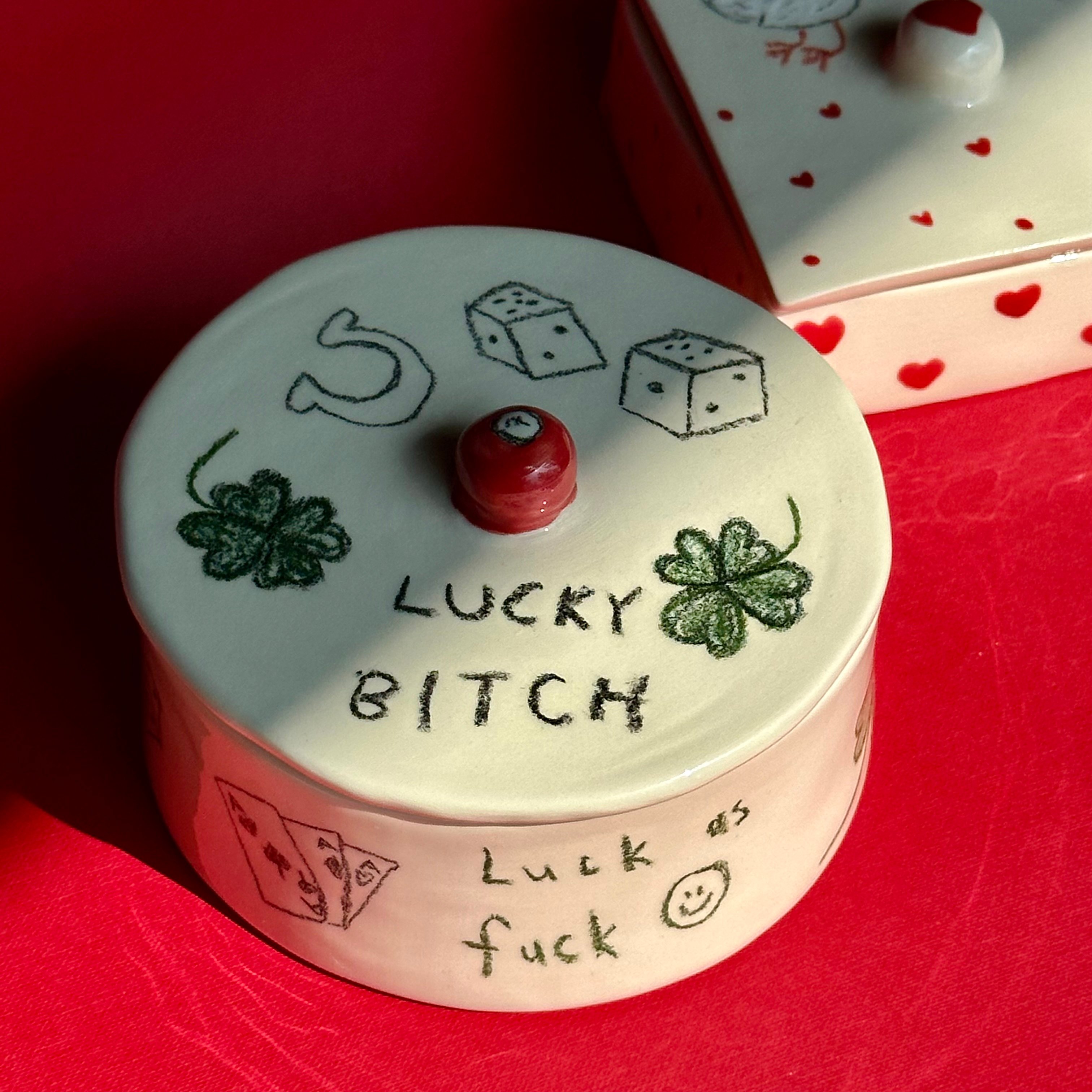 Lucky bitch takı kutusu ve kolyesi