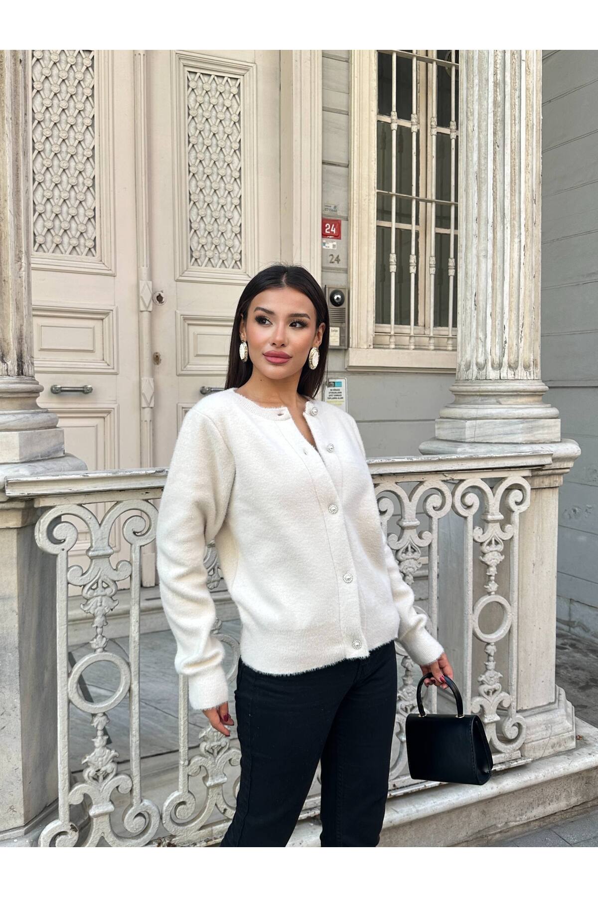 Yumoş Düğme Detaylı Kadın Triko Hırka