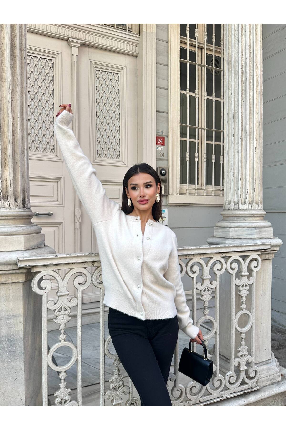 Yumoş Düğme Detaylı Kadın Triko Hırka