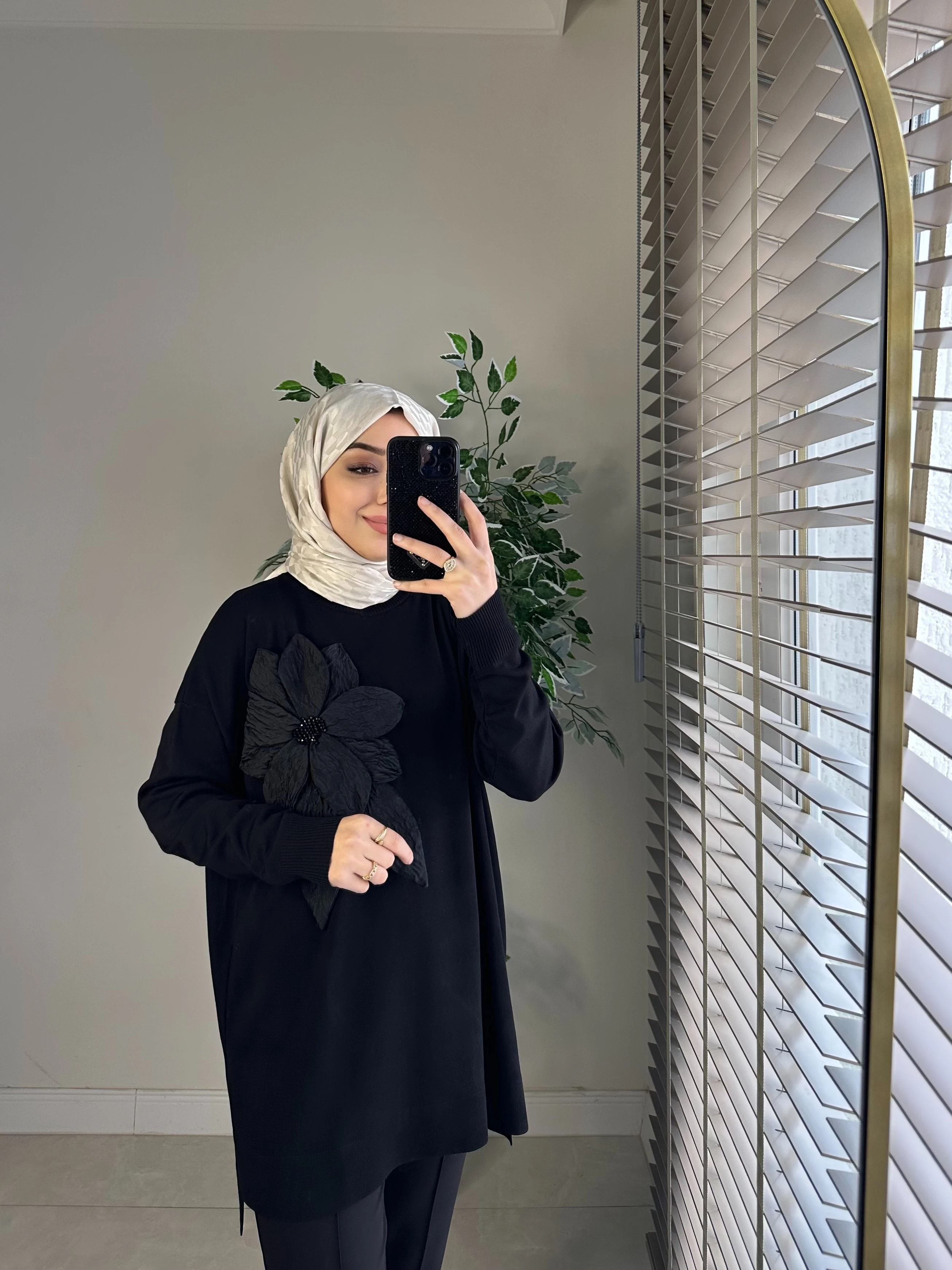 Gül Detaylı Merserize Tunik - Siyah