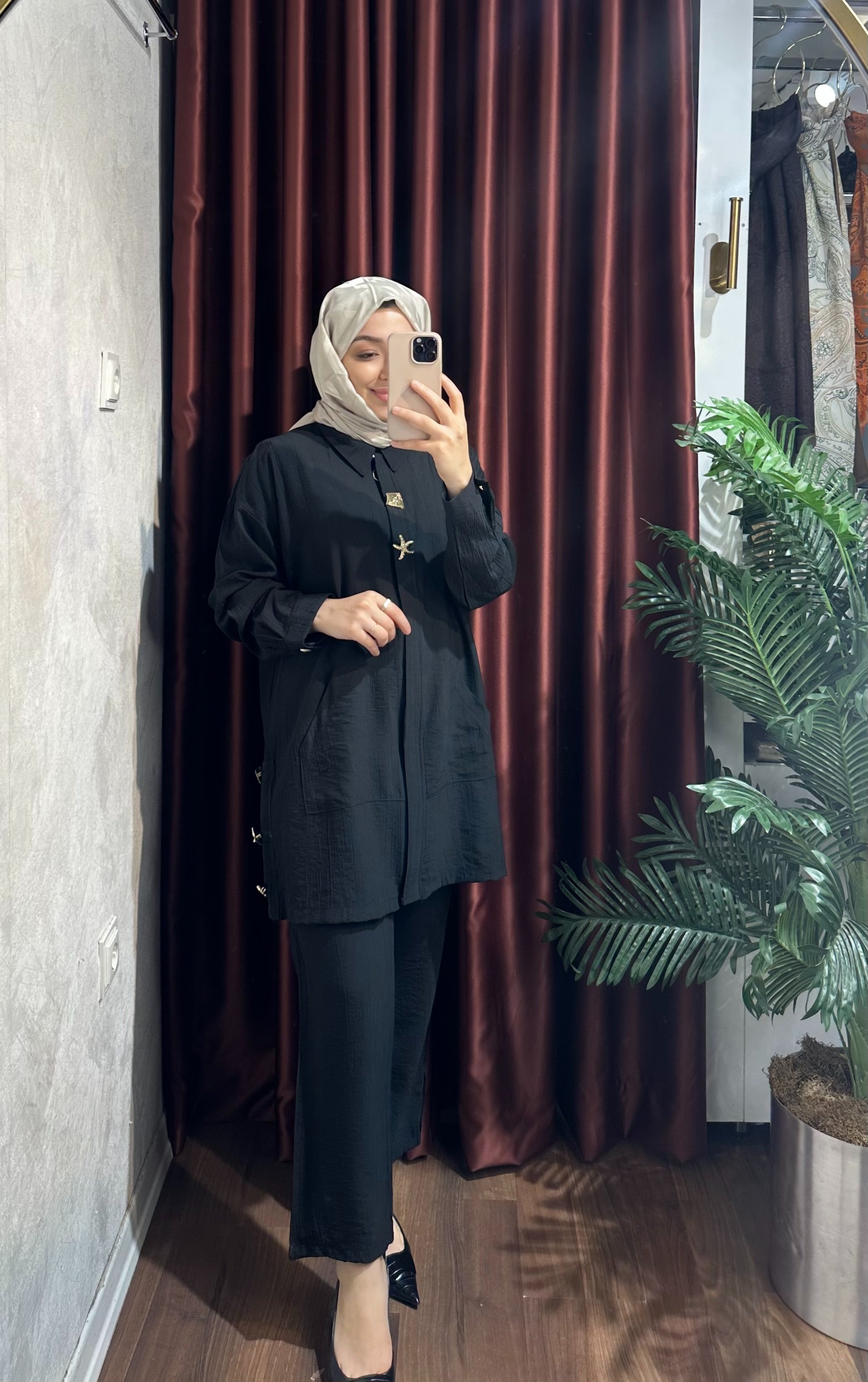 Güneş Broşlu Takım - Siyah