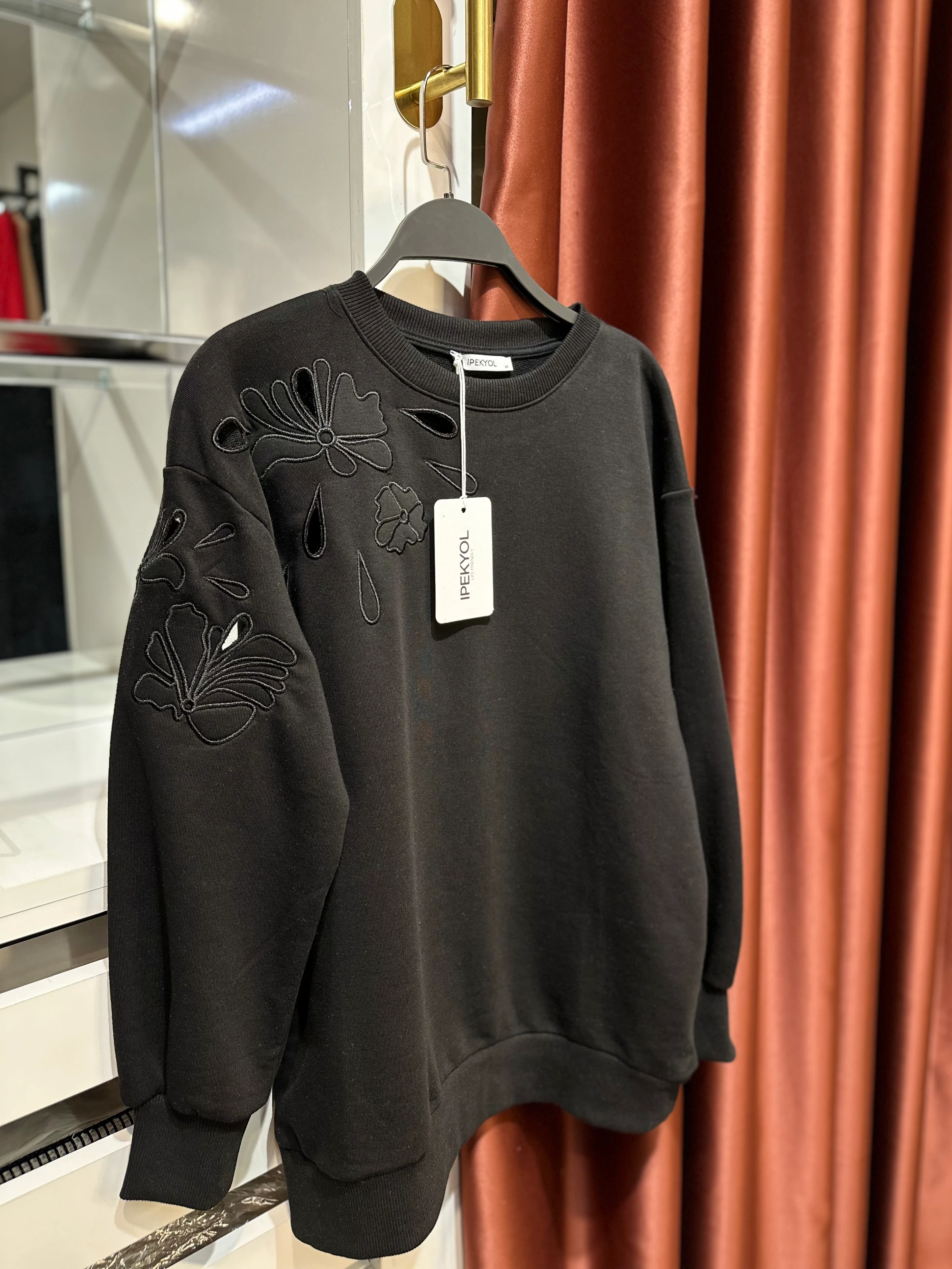 Nakış Detaylı Sweat - Siyah