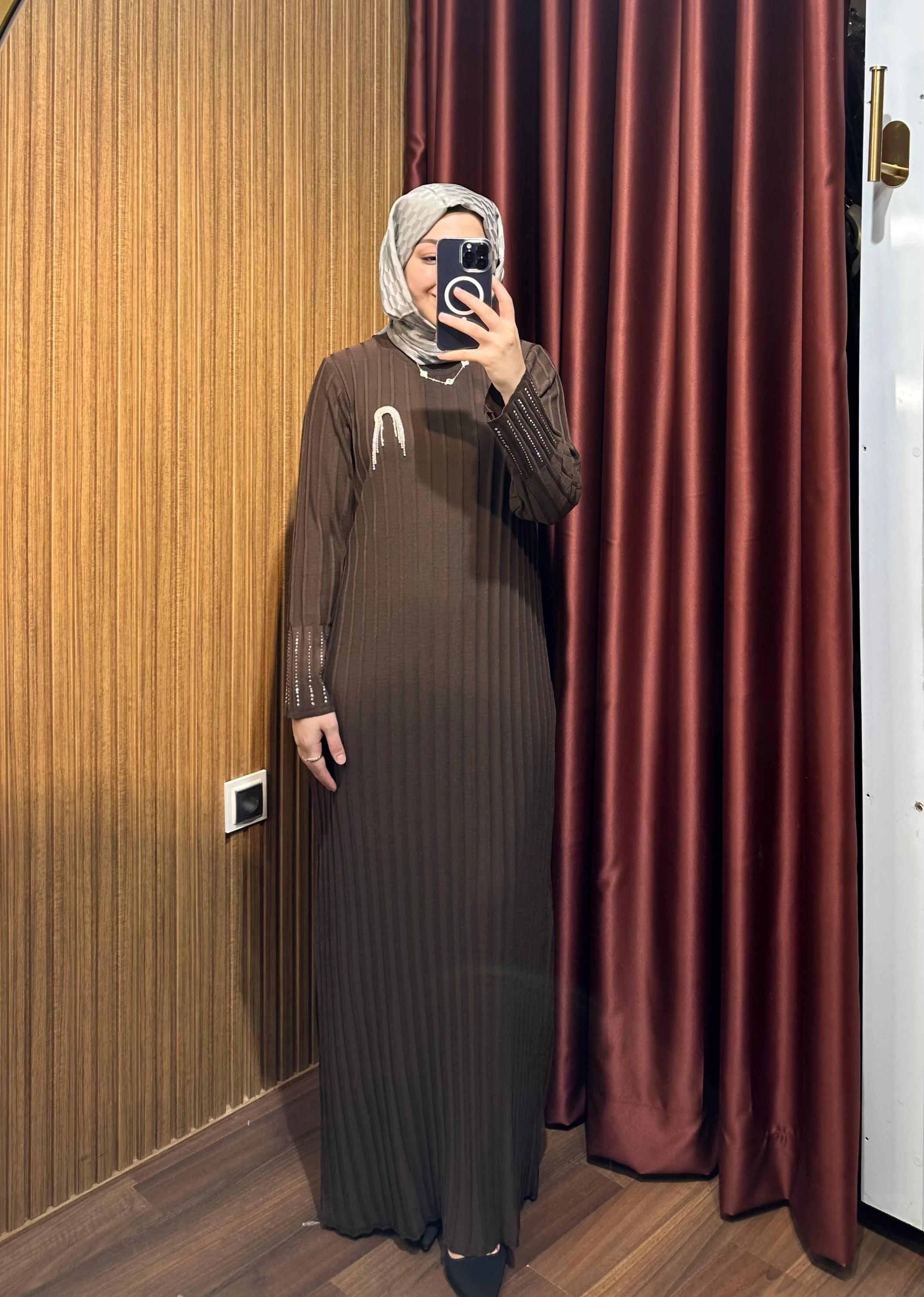 Broşlu Elbise - Kahve