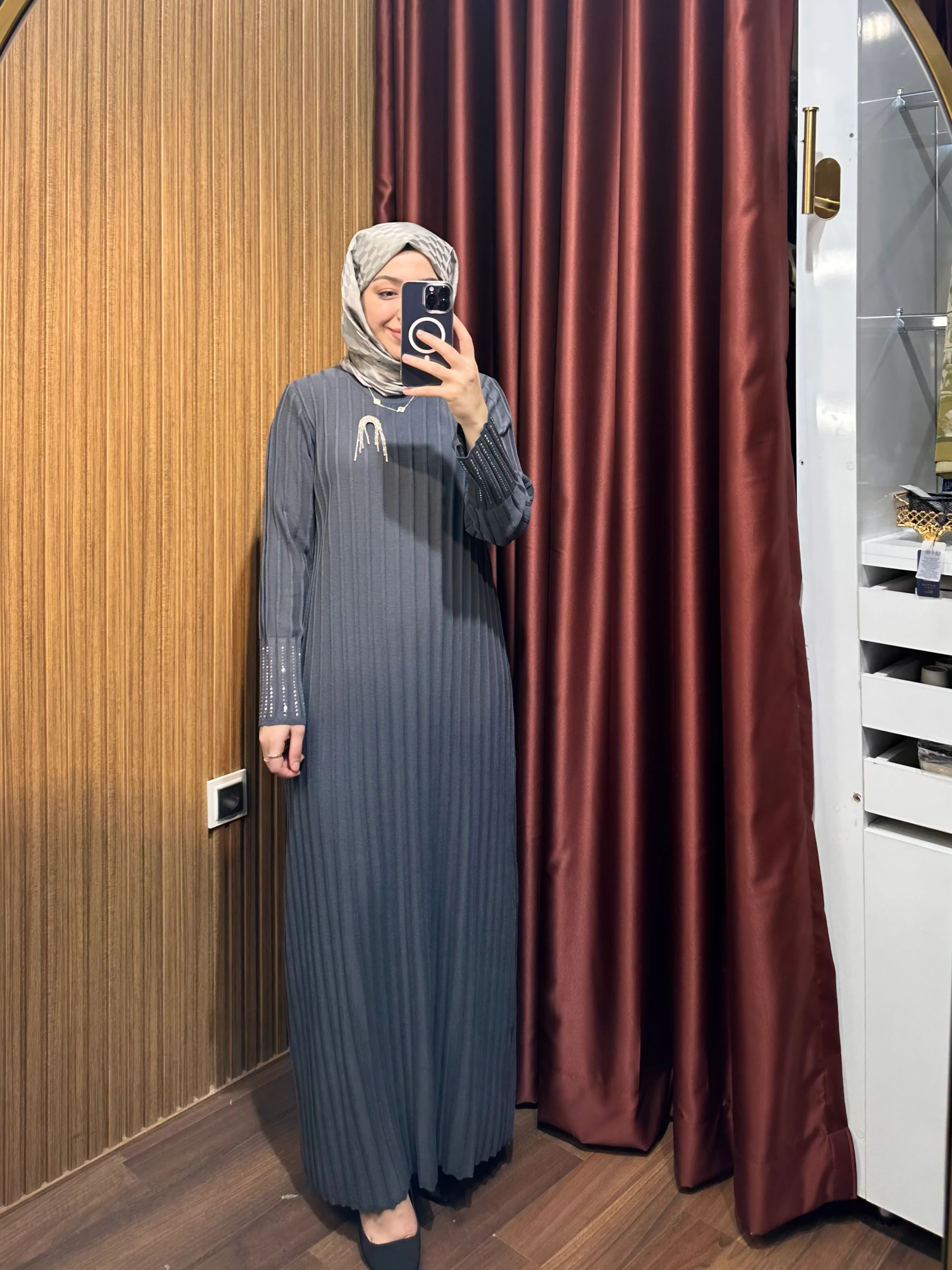 Broşlu Elbise - Gri